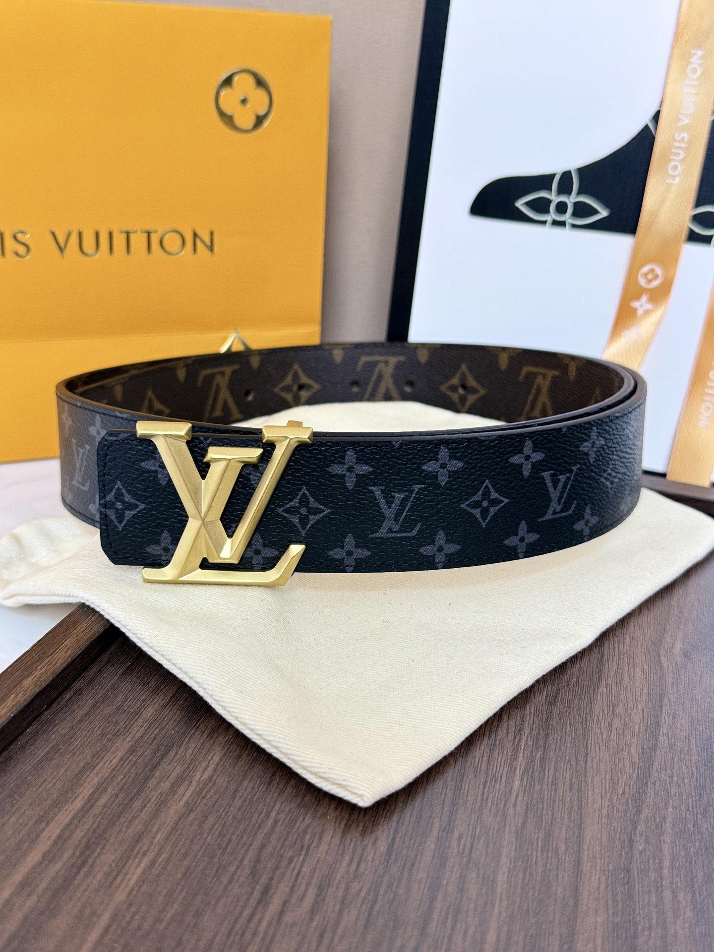 LV黑灰渐变老花立体砂金标皮带｜40mm标准宽度       特制渐变老花帆布内里搭载真皮底村，高级质感
