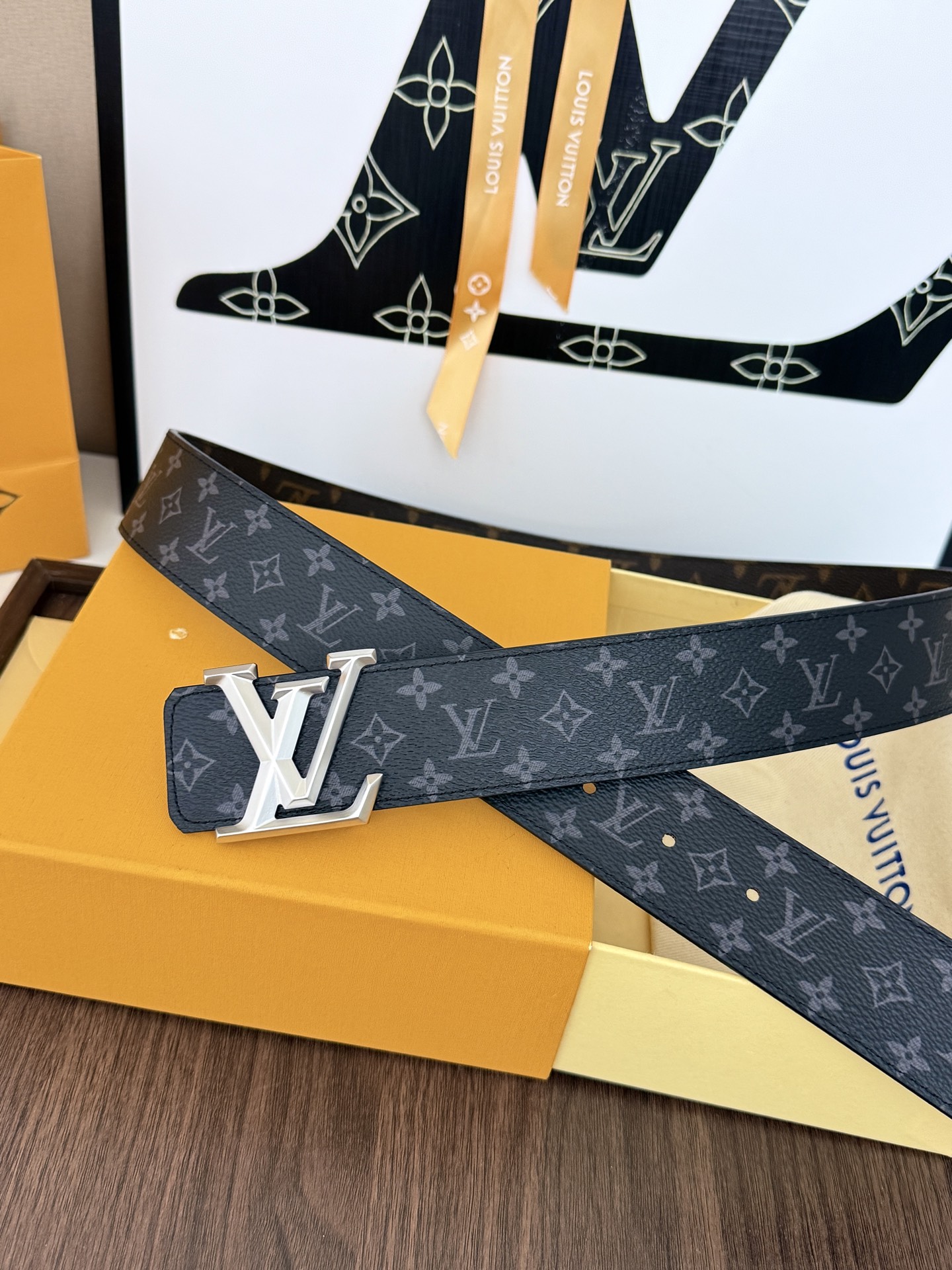 LV黑灰渐变老花立体砂白标皮带|40mm标准宽度 特制渐变老花帆布内里搭载真皮底村,高级质感 LV黑灰渐变老花立体砂白标皮带|40mm标准宽度 特制渐变老花帆布内里搭载真皮底村,高级质感