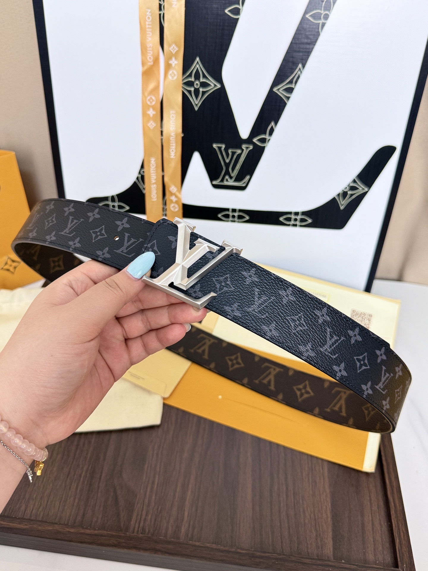 LV黑灰渐变老花立体砂白标皮带|40mm标准宽度 特制渐变老花帆布内里搭载真皮底村,高级质感 LV黑灰渐变老花立体砂白标皮带|40mm标准宽度 特制渐变老花帆布内里搭载真皮底村,高级质感