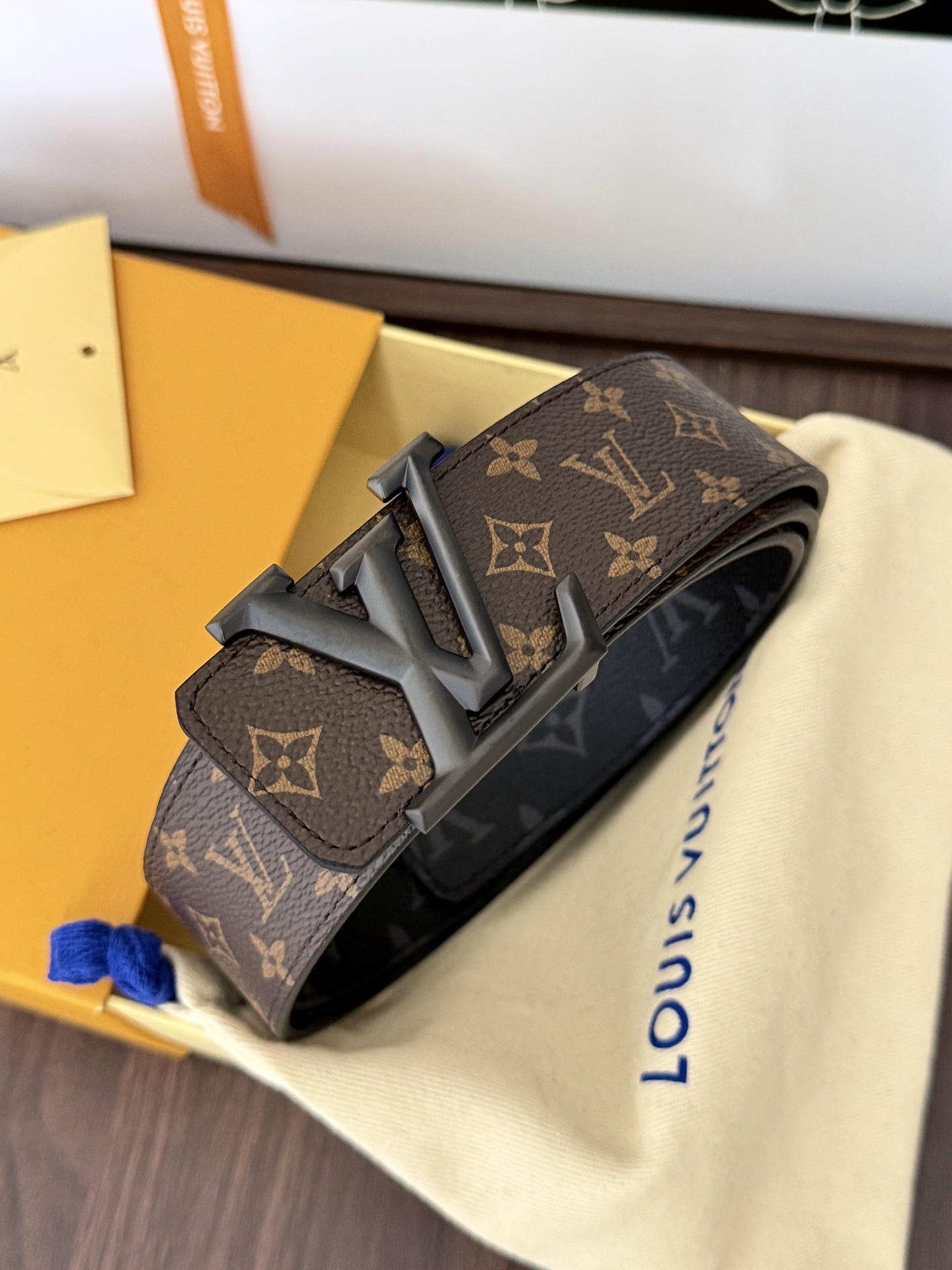 LV经典老花立体砂枪扣皮带 ｜40mm       标志性老花专用帆布搭配砂枪LV扣，高级氛围十足，永不