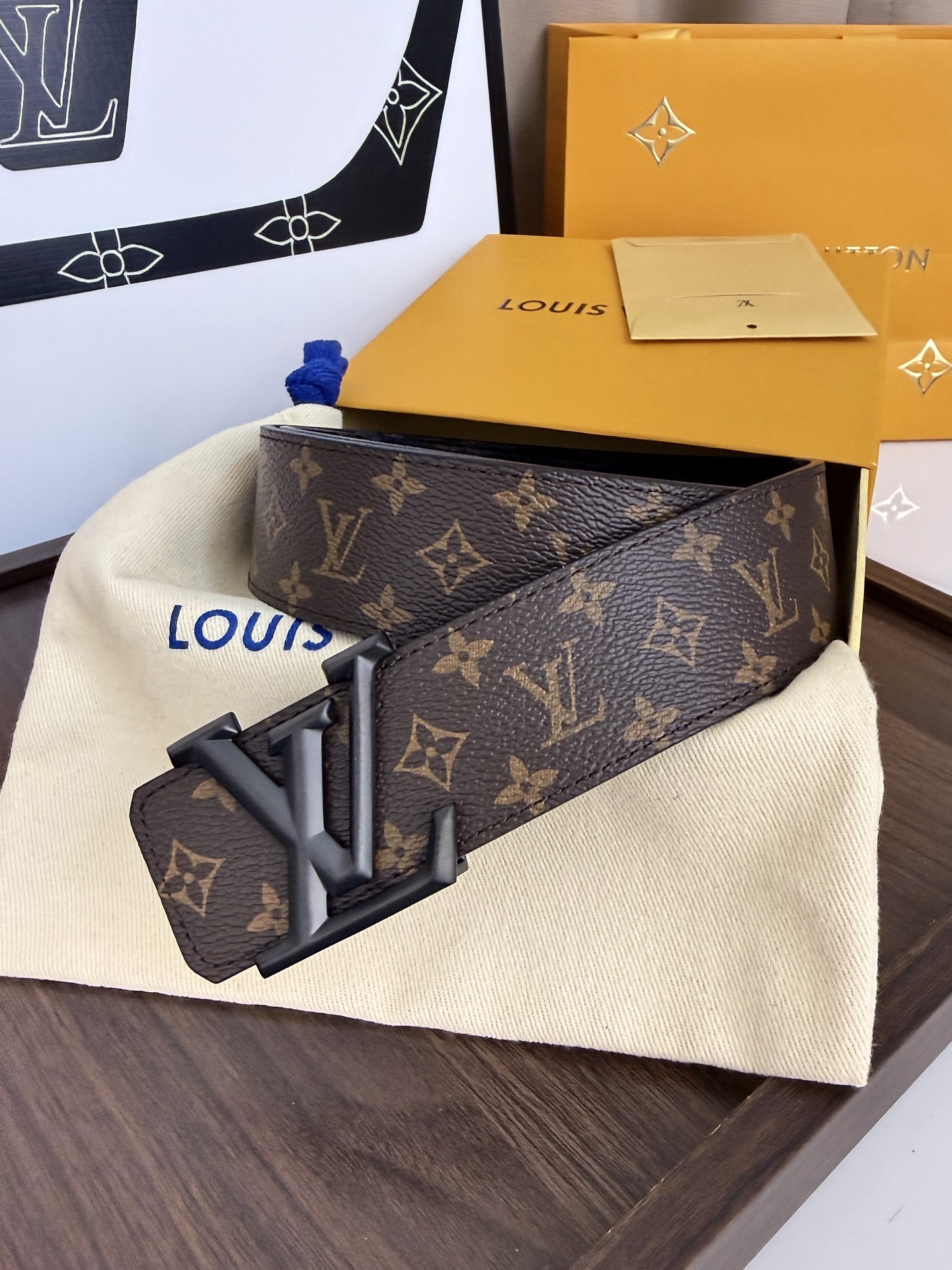 LV经典老花立体砂枪扣皮带 ｜40mm       标志性老花专用帆布搭配砂枪LV扣，高级氛围十足，永不