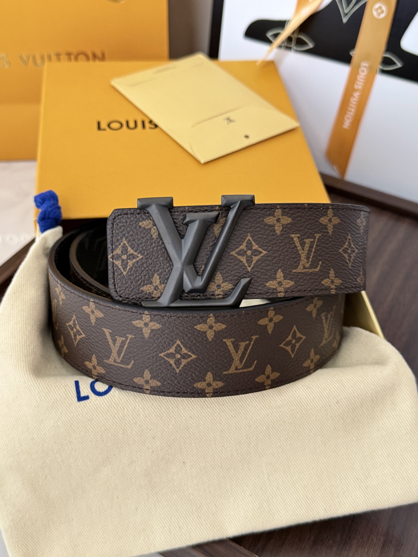 LV经典老花立体砂枪扣皮带 ｜40mm       标志性老花专用帆布搭配砂枪LV扣，高级氛围十足，永不