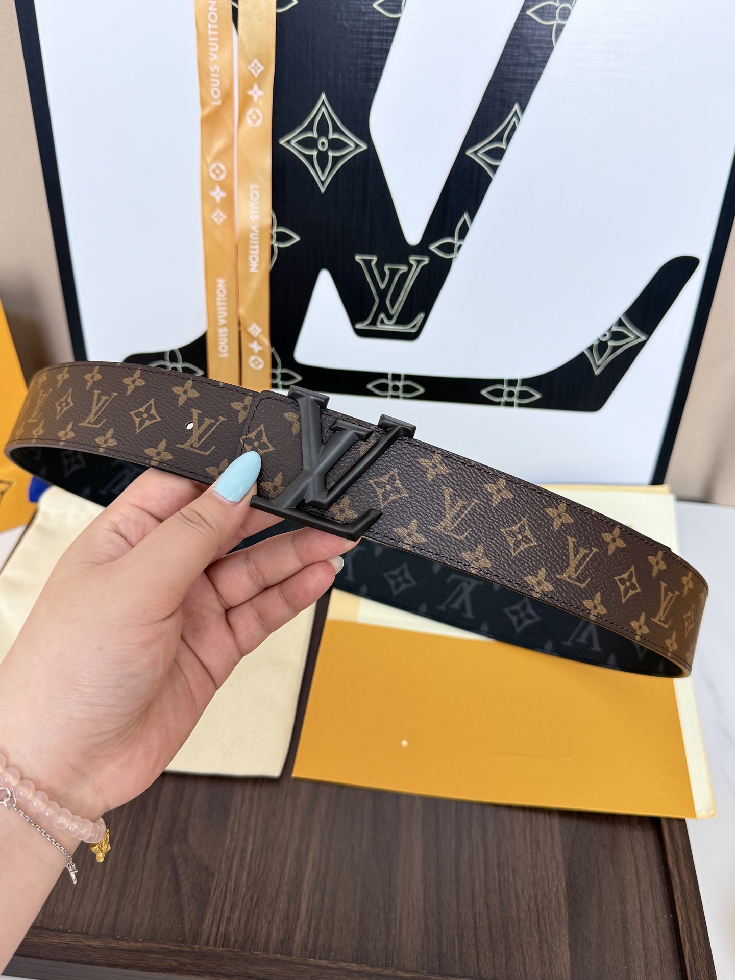 LV经典老花立体砂枪扣皮带 ｜40mm       标志性老花专用帆布搭配砂枪LV扣，高级氛围十足，永不