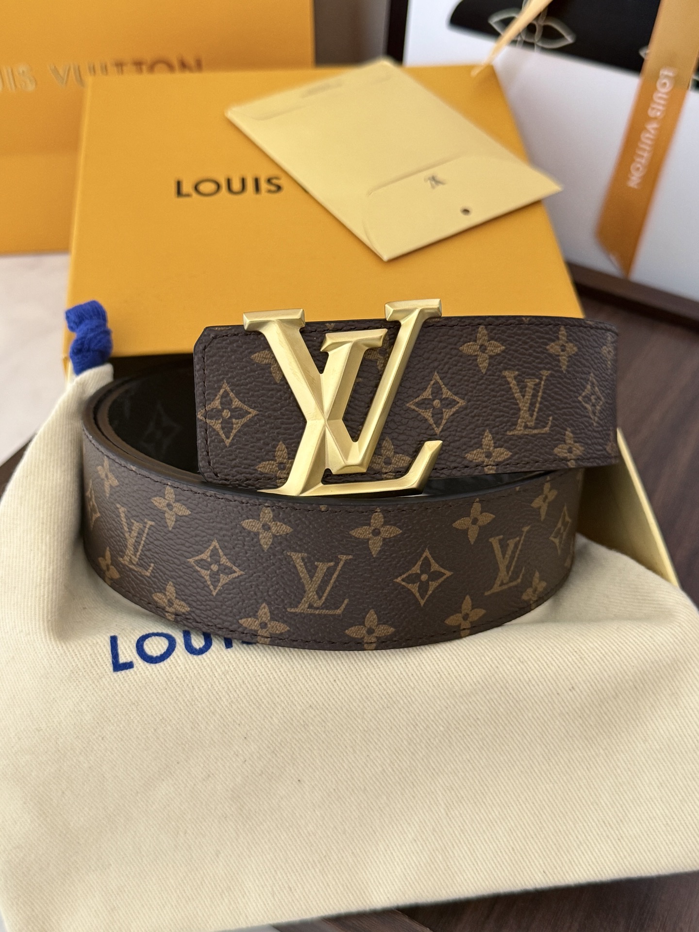 LV经典老花立体砂金皮带 ｜40mm       标志性老花专用帆布搭配砂金LV扣，高级氛围十足，永不过