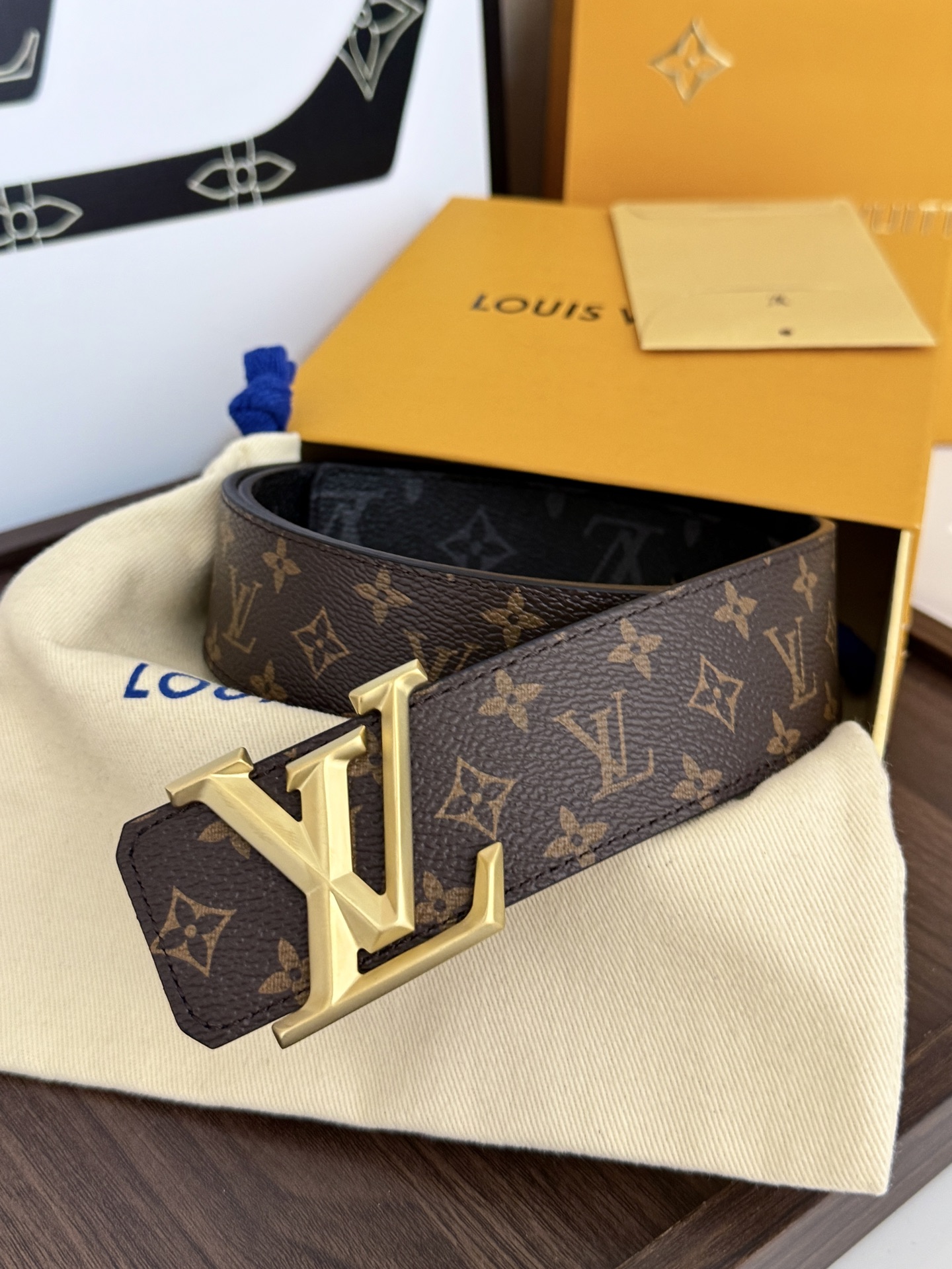LV经典老花立体砂金皮带 ｜40mm       标志性老花专用帆布搭配砂金LV扣，高级氛围十足，永不过