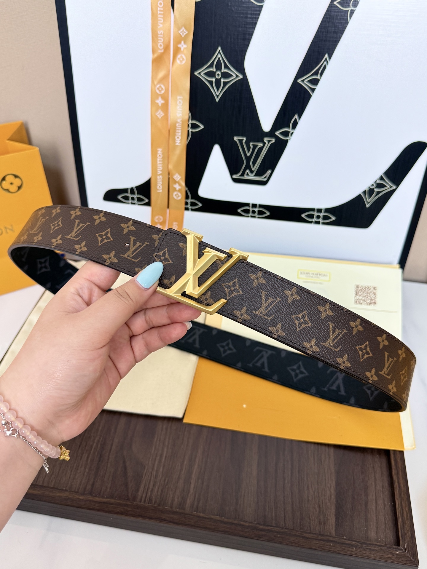 LV经典老花立体砂金皮带 ｜40mm       标志性老花专用帆布搭配砂金LV扣，高级氛围十足，永不过