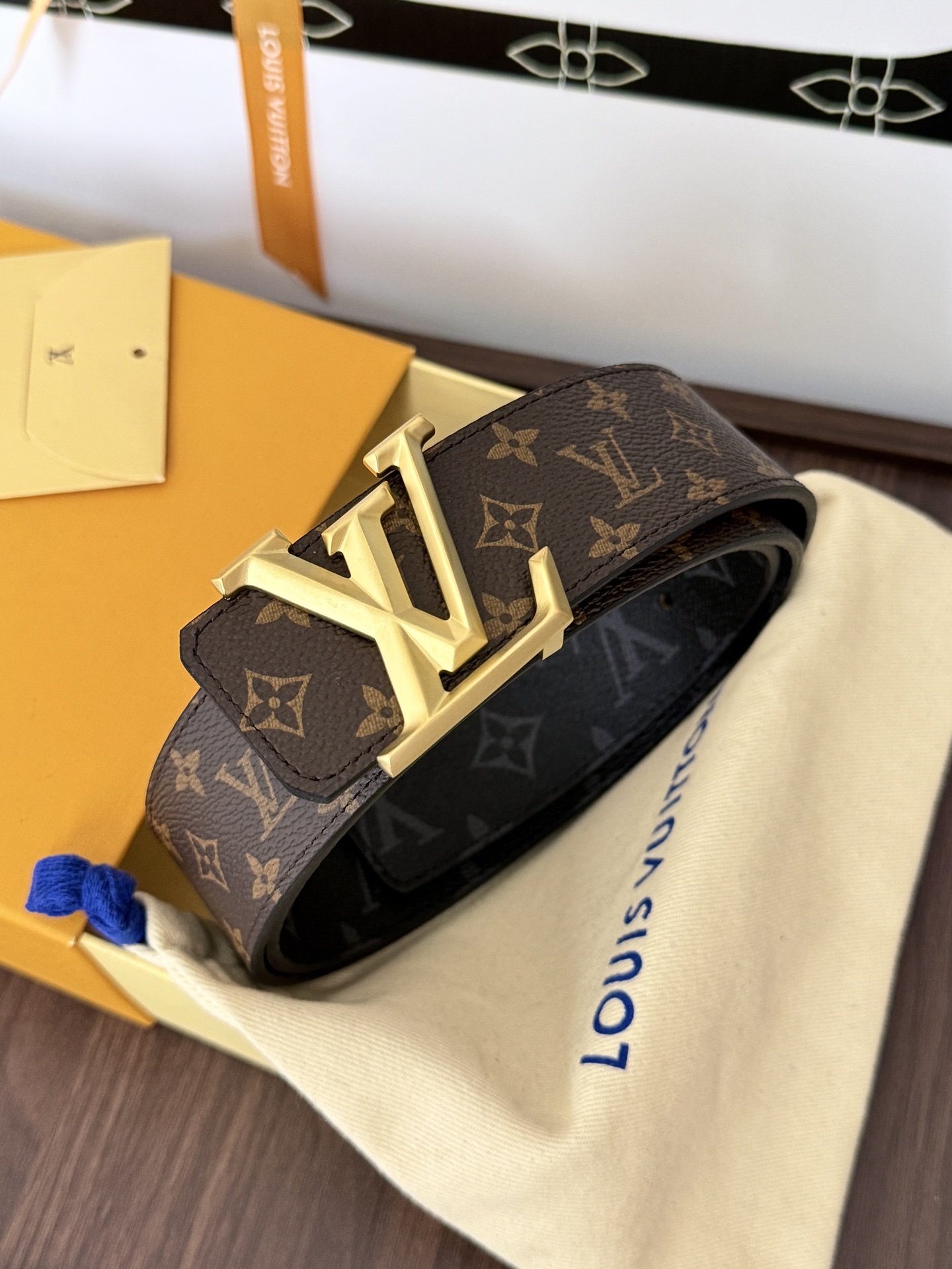 LV经典老花立体砂金皮带 ｜40mm       标志性老花专用帆布搭配砂金LV扣，高级氛围十足，永不过