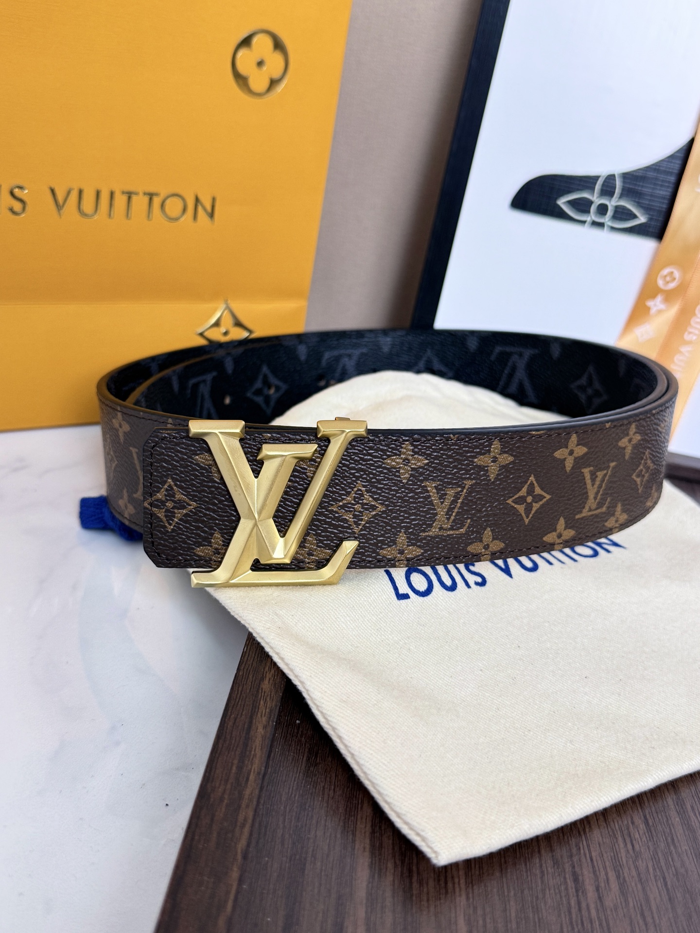 LV经典老花立体砂金皮带 ｜40mm       标志性老花专用帆布搭配砂金LV扣，高级氛围十足，永不过