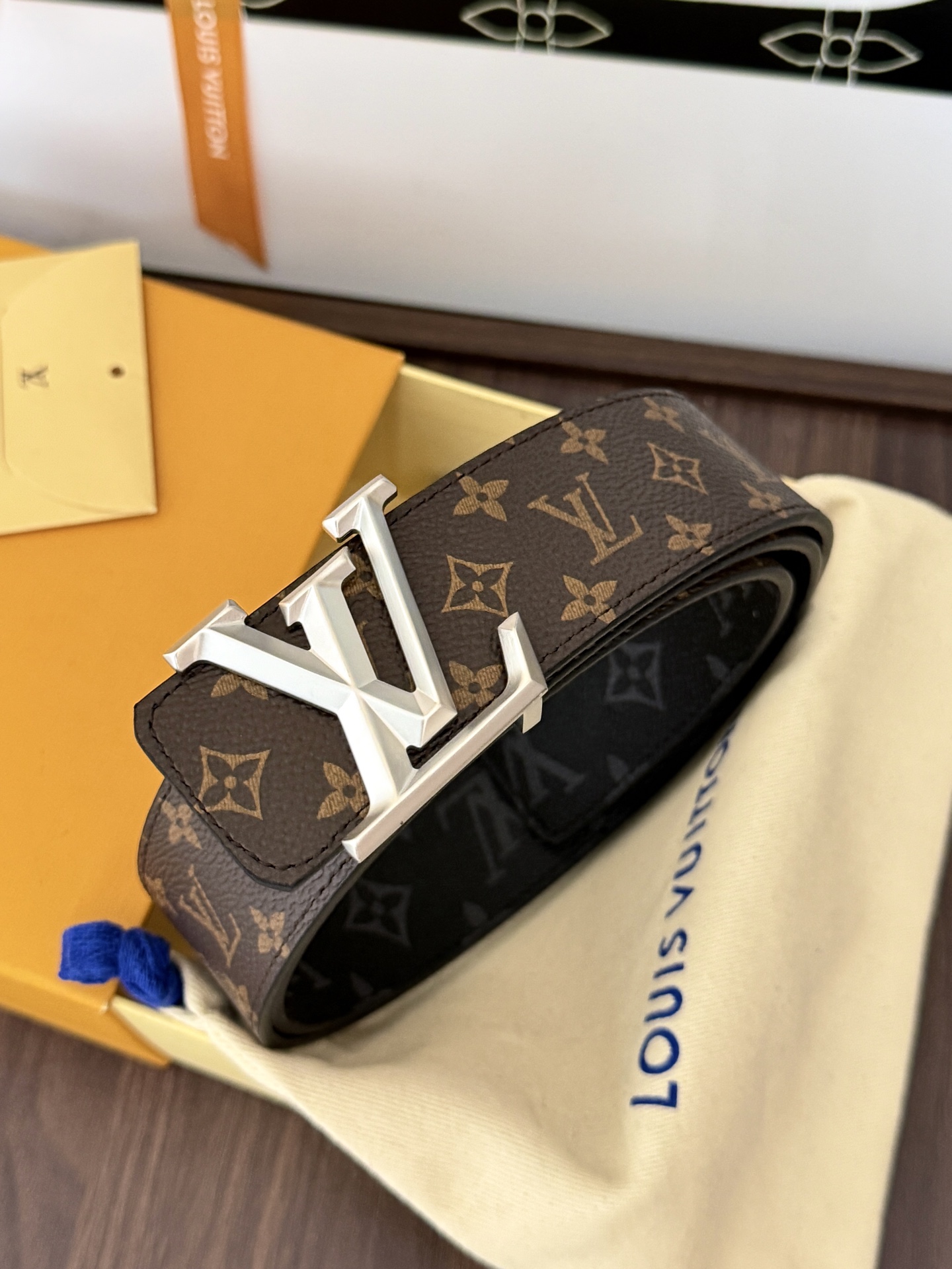 LV经典老花立体砂银扣皮带 ｜40mm       标志性老花专用帆布搭配砂银LV扣，高级氛围十足，永不
