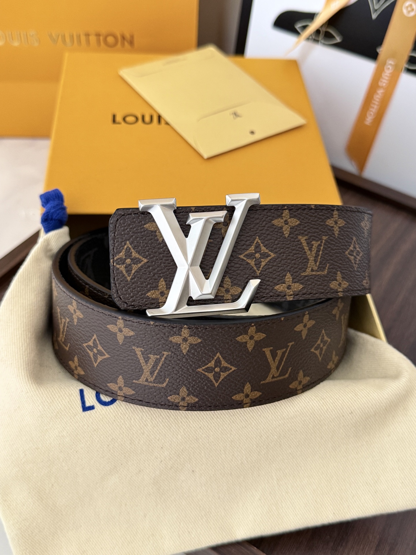 LV经典老花立体砂银扣皮带 ｜40mm       标志性老花专用帆布搭配砂银LV扣，高级氛围十足，永不