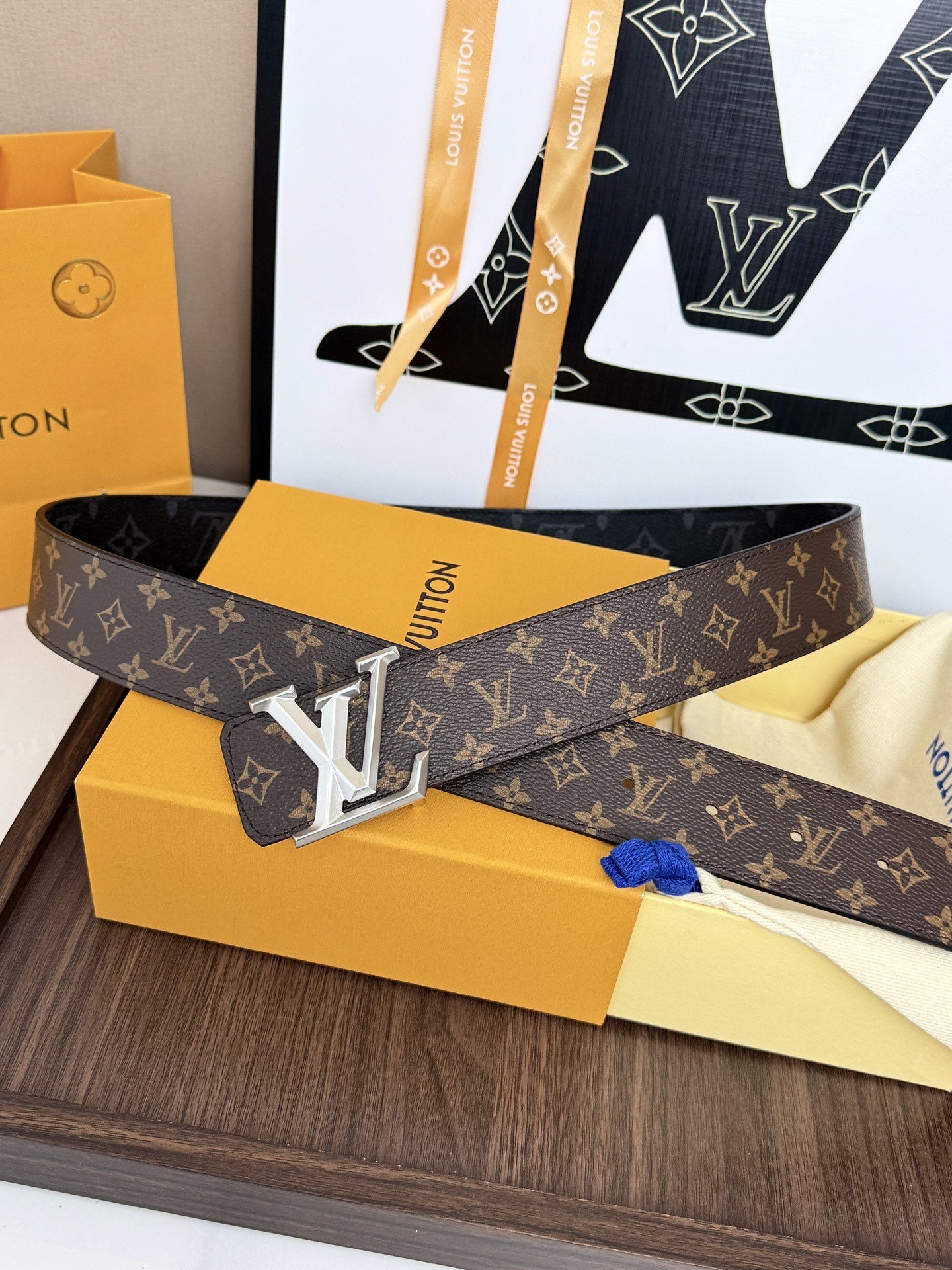 LV经典老花立体砂银扣皮带 ｜40mm       标志性老花专用帆布搭配砂银LV扣，高级氛围十足，永不