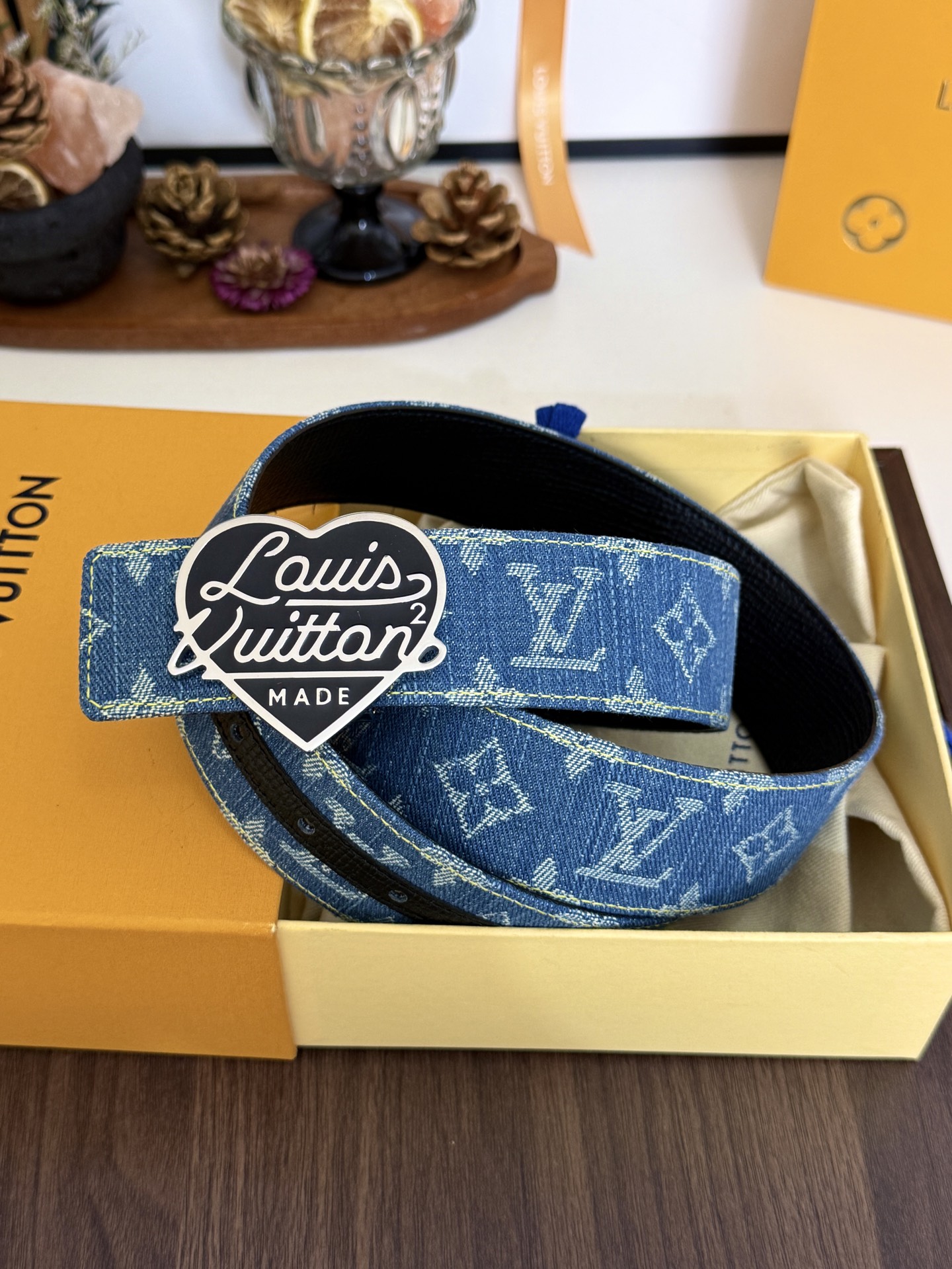 LV复古蓝牛仔爱心标识皮带｜40mm标准宽度         复古水洗提花牛仔面料，搭配细腻颗粒牛皮内里， 质感饱满 黑