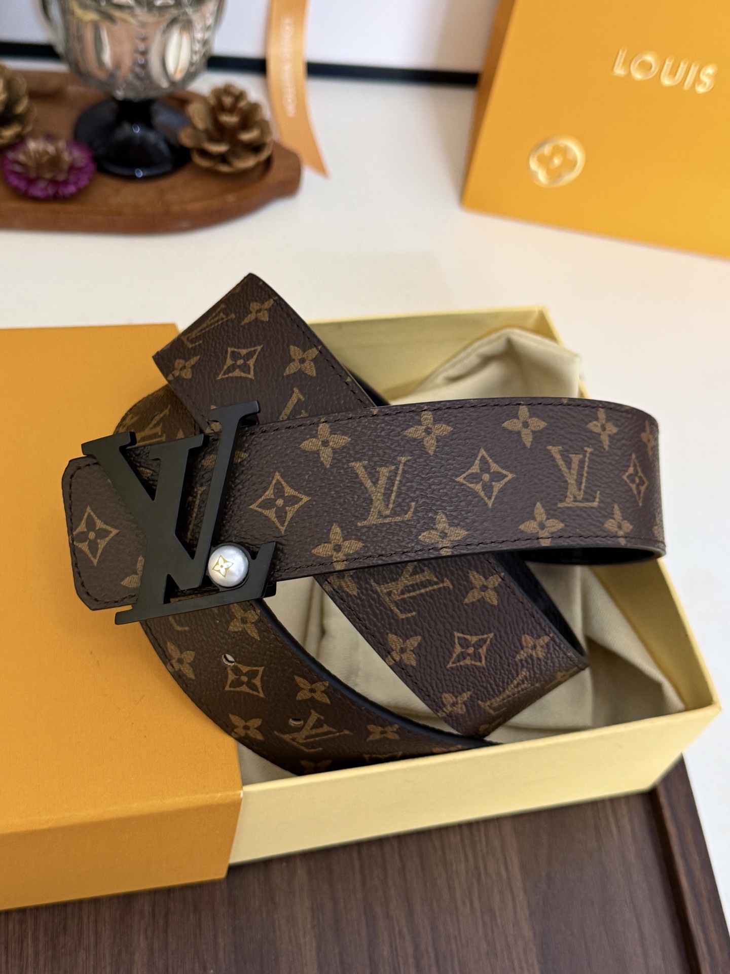 LV双面老花珍珠黑扣皮带｜40mm标准宽度         经典老花涂层帆布搭配细腻粒面牛皮内衬，质感十足 哑黑LV立体