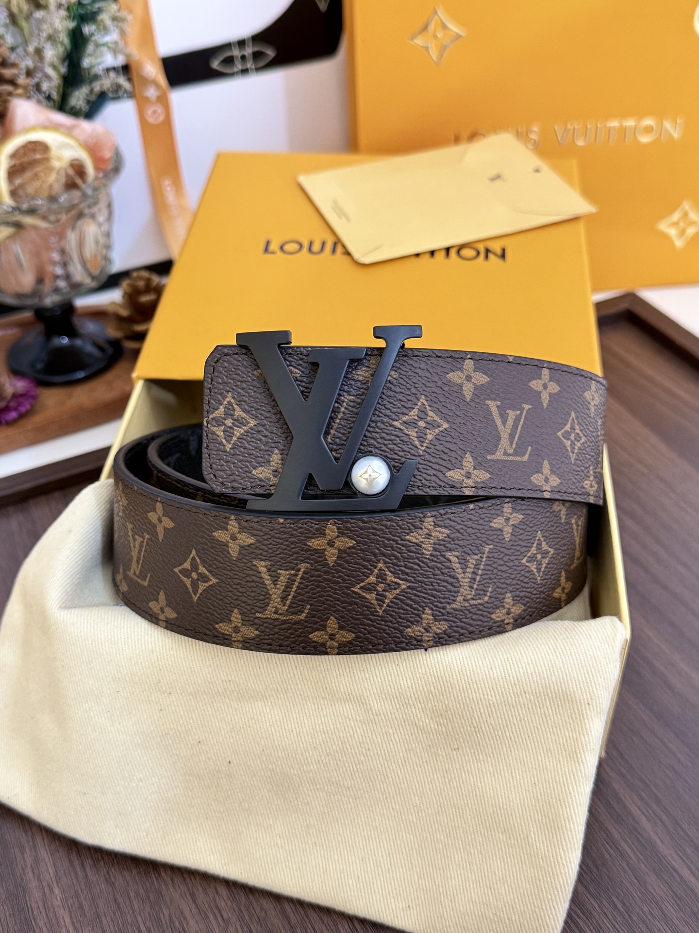 LV双面老花珍珠黑扣皮带|40mm标准宽度 经典老花涂层帆布搭配细腻粒面牛皮内衬,质感十足 哑黑LV立体 LV双面老花珍珠黑扣皮带|40mm标准宽度 经典老花涂层帆布搭配细腻粒面牛皮内衬,质感十足 哑黑LV立体