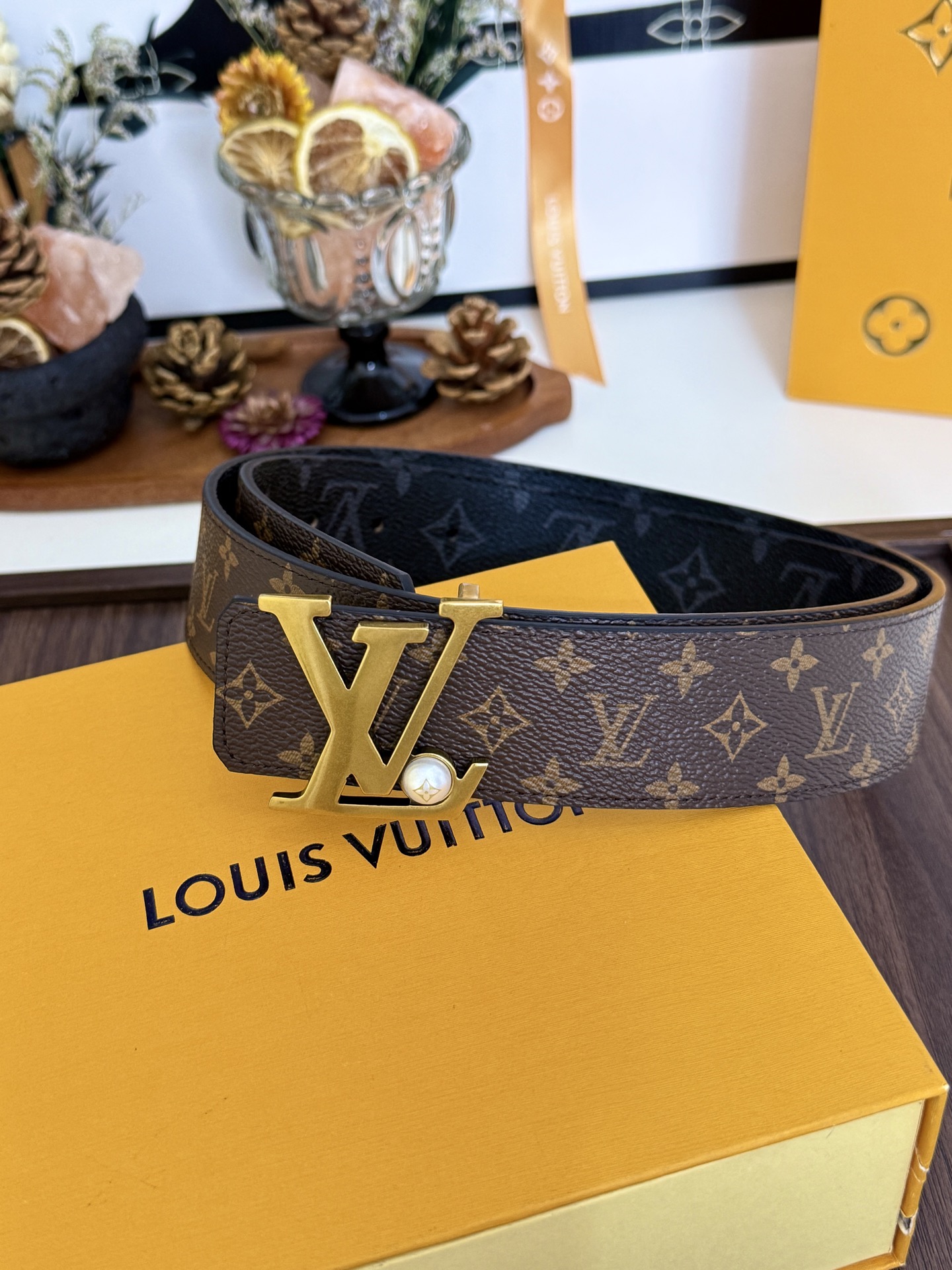 LV双面老花珍珠金扣皮带｜40mm标准宽度         经典老花涂层帆布搭配细腻粒面牛皮内衬，质感十足 复古金LV立