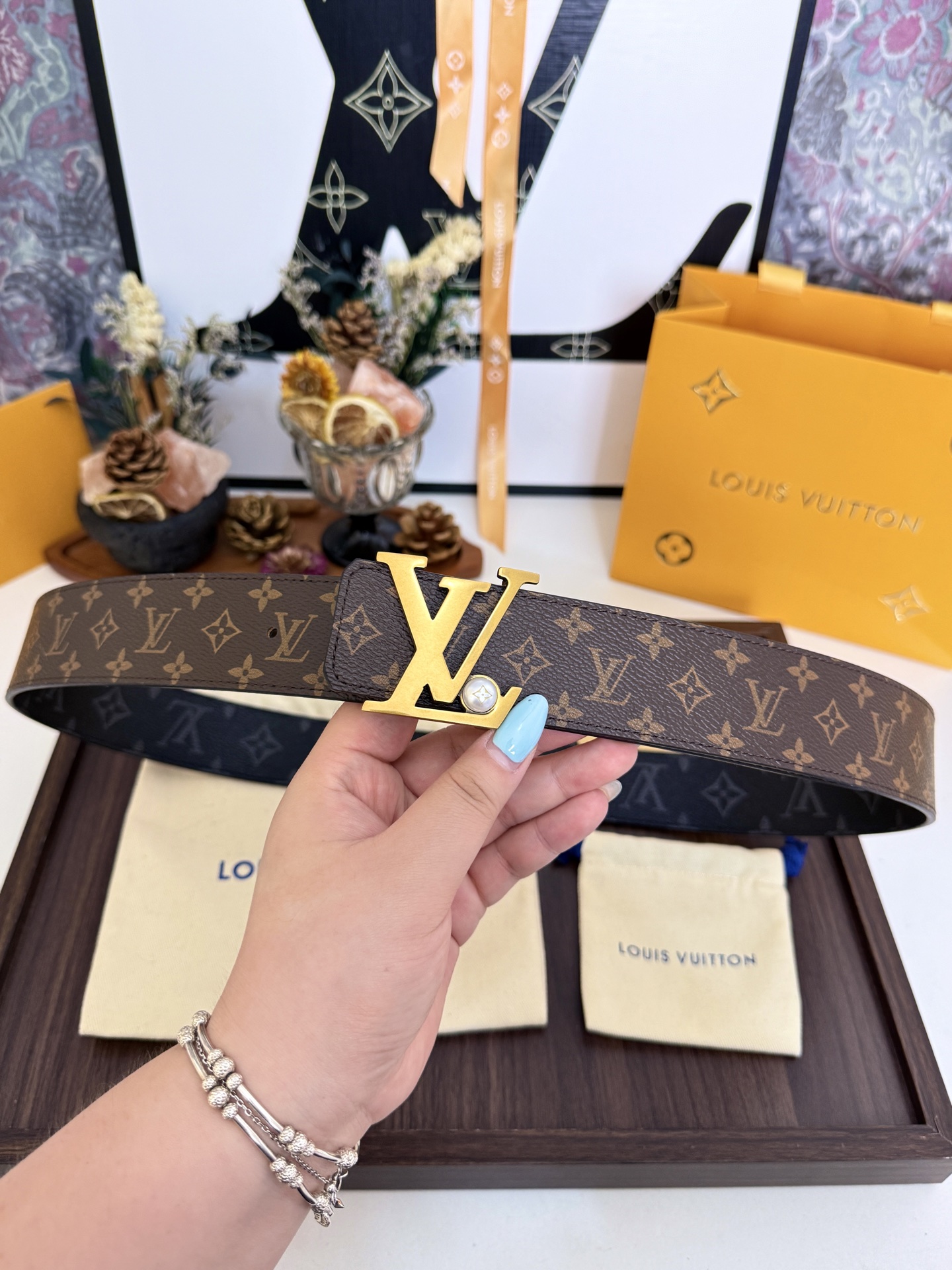 LV双面老花珍珠金扣皮带｜40mm标准宽度         经典老花涂层帆布搭配细腻粒面牛皮内衬，质感十足 复古金LV立