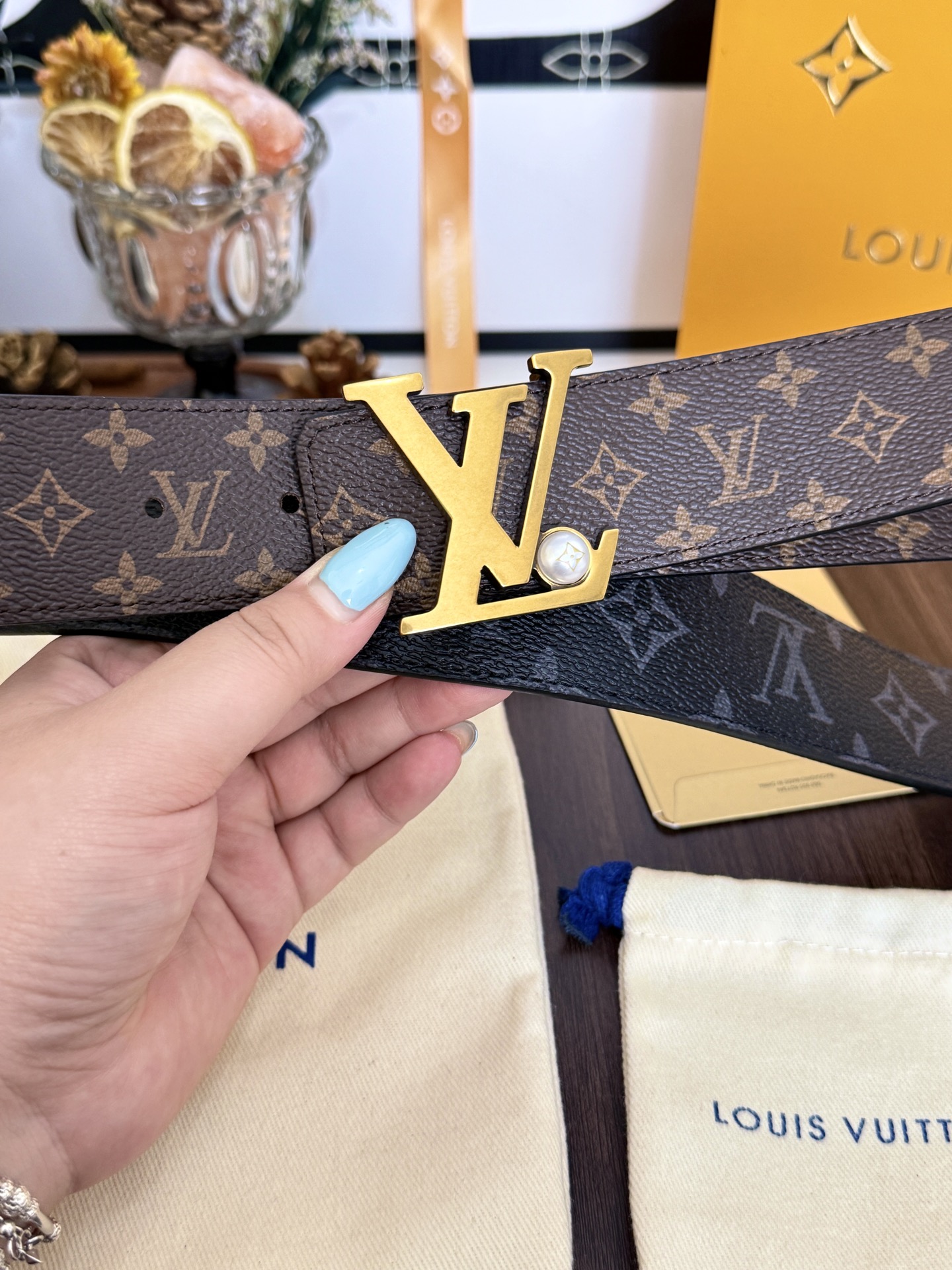 LV双面老花珍珠金扣皮带｜40mm标准宽度         经典老花涂层帆布搭配细腻粒面牛皮内衬，质感十足 复古金LV立