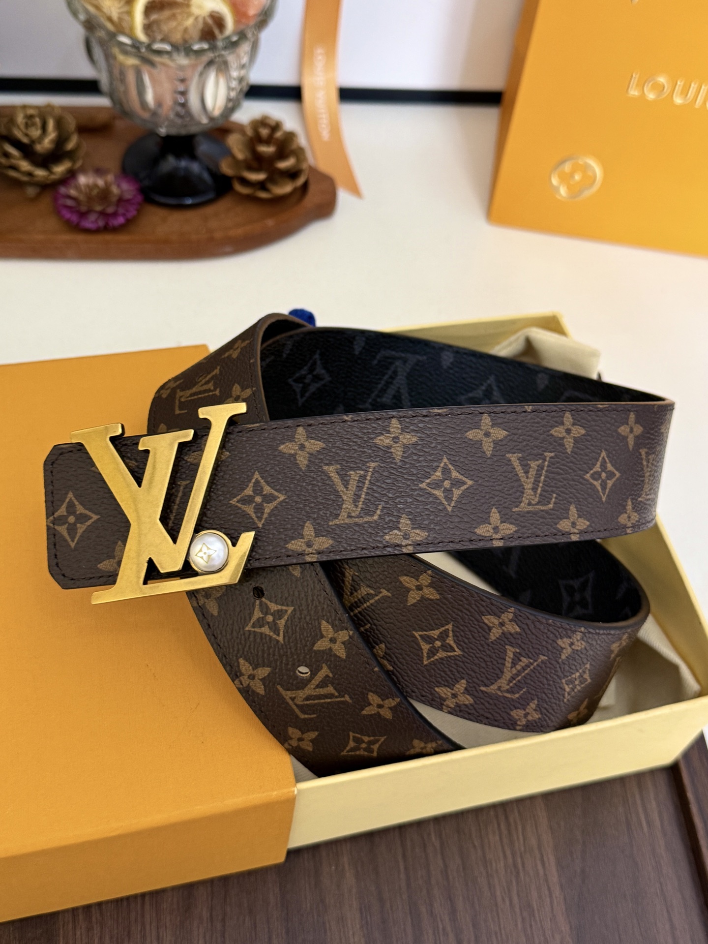 LV双面老花珍珠金扣皮带｜40mm标准宽度         经典老花涂层帆布搭配细腻粒面牛皮内衬，质感十足 复古金LV立