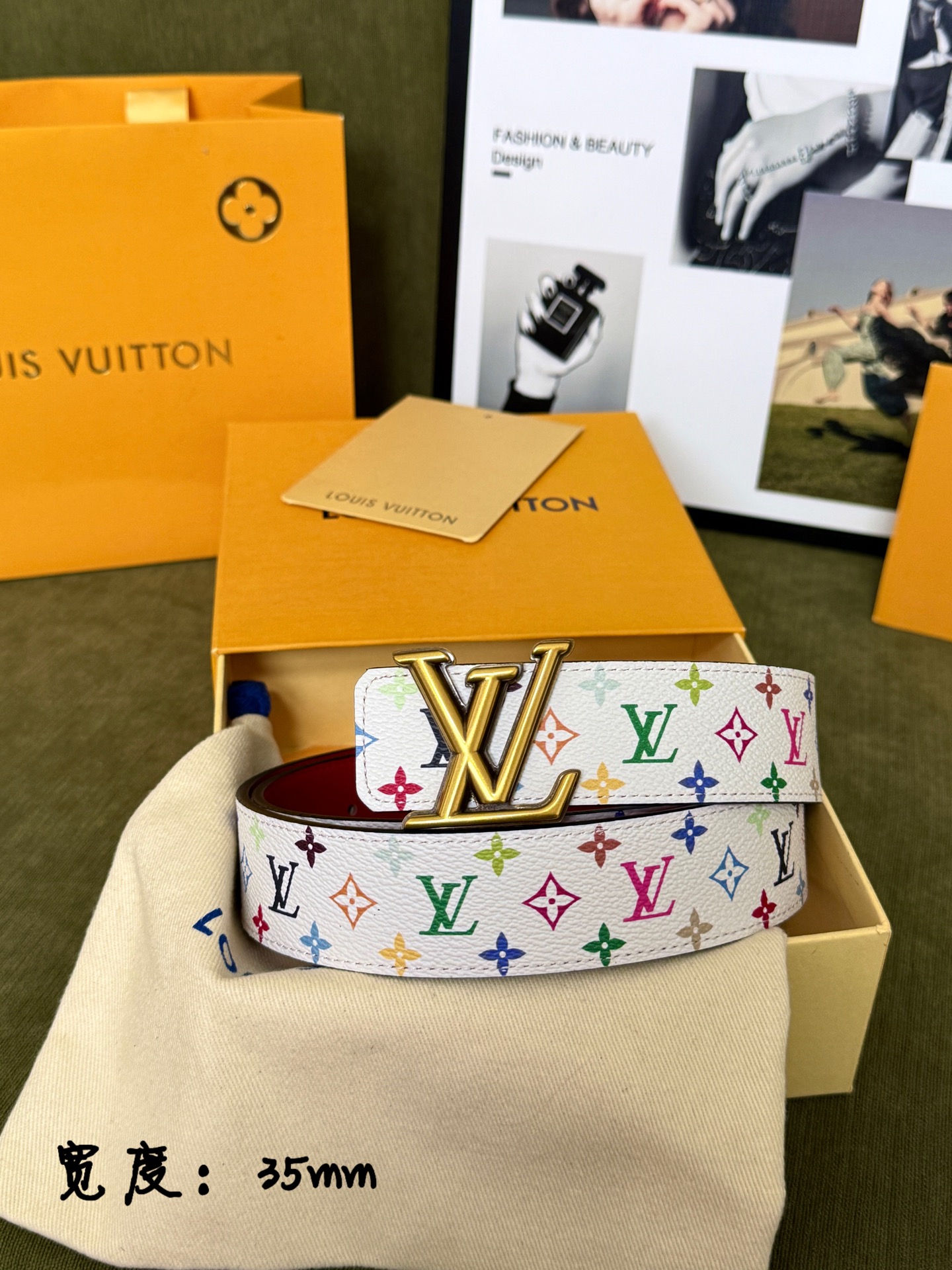 NO:924843,Original order LV classic gold label belt with white background and colorful flowers | 35mm standard width, original colorful all-over printed canvas fabric, with smooth red leather lining, outstanding texture, retro gold three-dimensional LV metal buckle, colorful and eye-catching with a vibrant and fashionable atmosphere, belt, louis vuitton19860909原单 LV白底彩花经典金标皮带 ｜35mm标准宽度 原厂彩色满印帆布面料,搭配柔滑正红真皮内里, 质感出众 复古金立体 LV金属扣,缤纷亮眼自带元气时尚氛围,皮带,louis vuitton,Belt