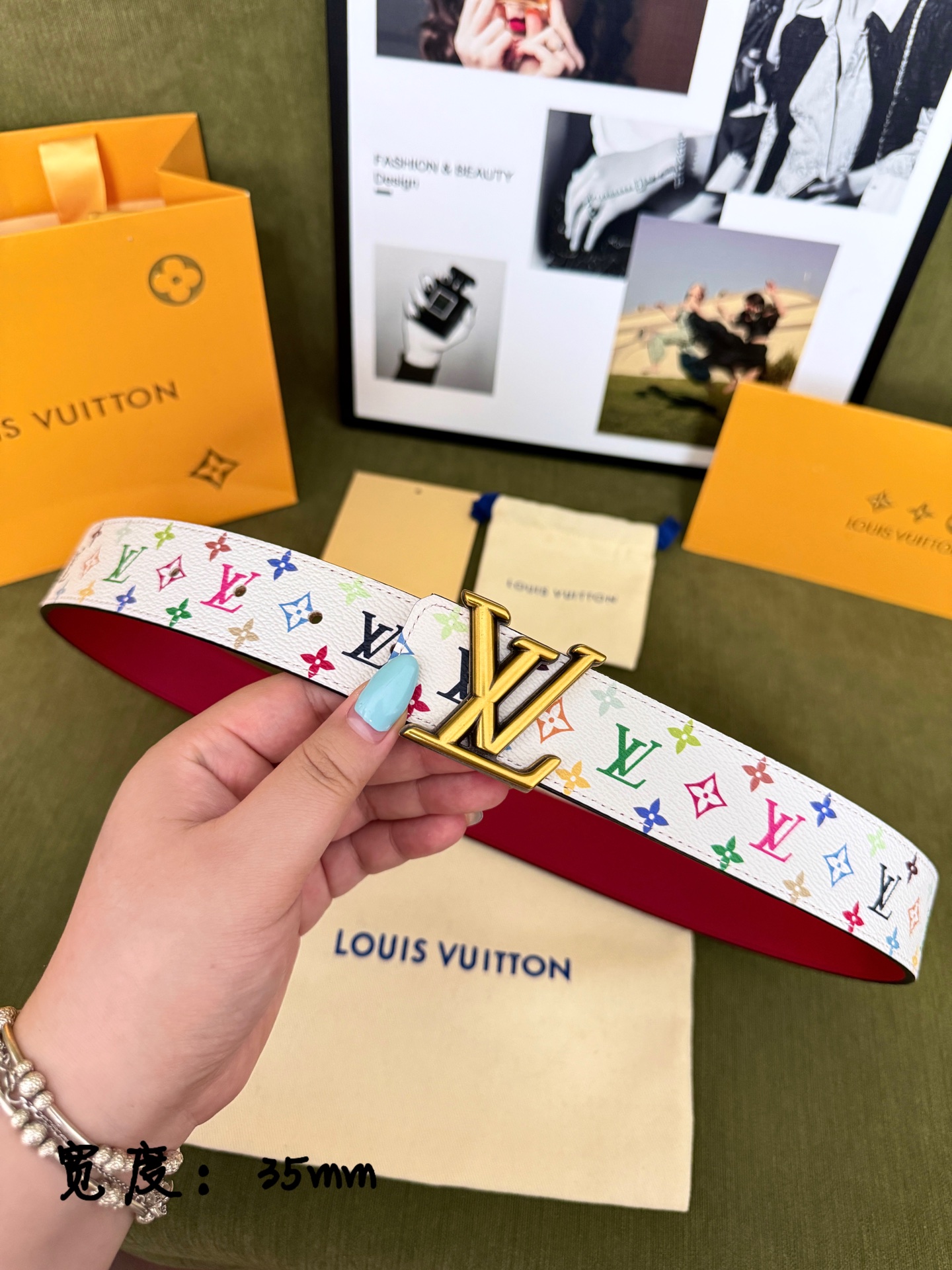 LV白底彩花经典金标皮带 ｜35mm标准宽度          原厂彩色满印帆布面料，搭配柔滑正红真皮内里， 质感出众 