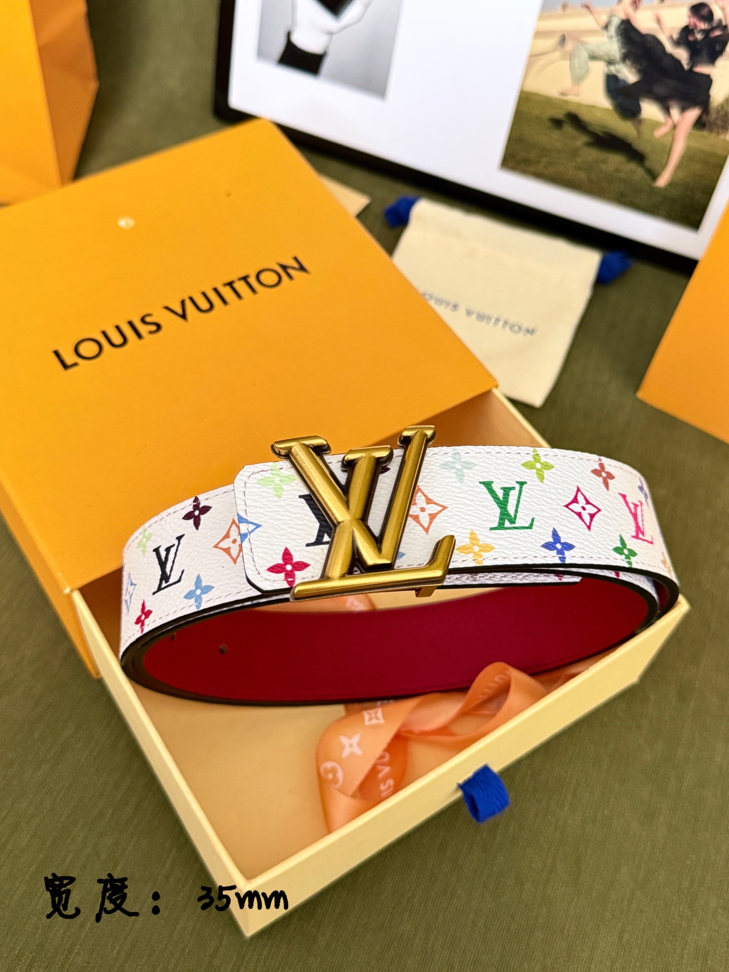 LV白底彩花经典金标皮带 ｜35mm标准宽度          原厂彩色满印帆布面料，搭配柔滑正红真皮内里， 质感出众 