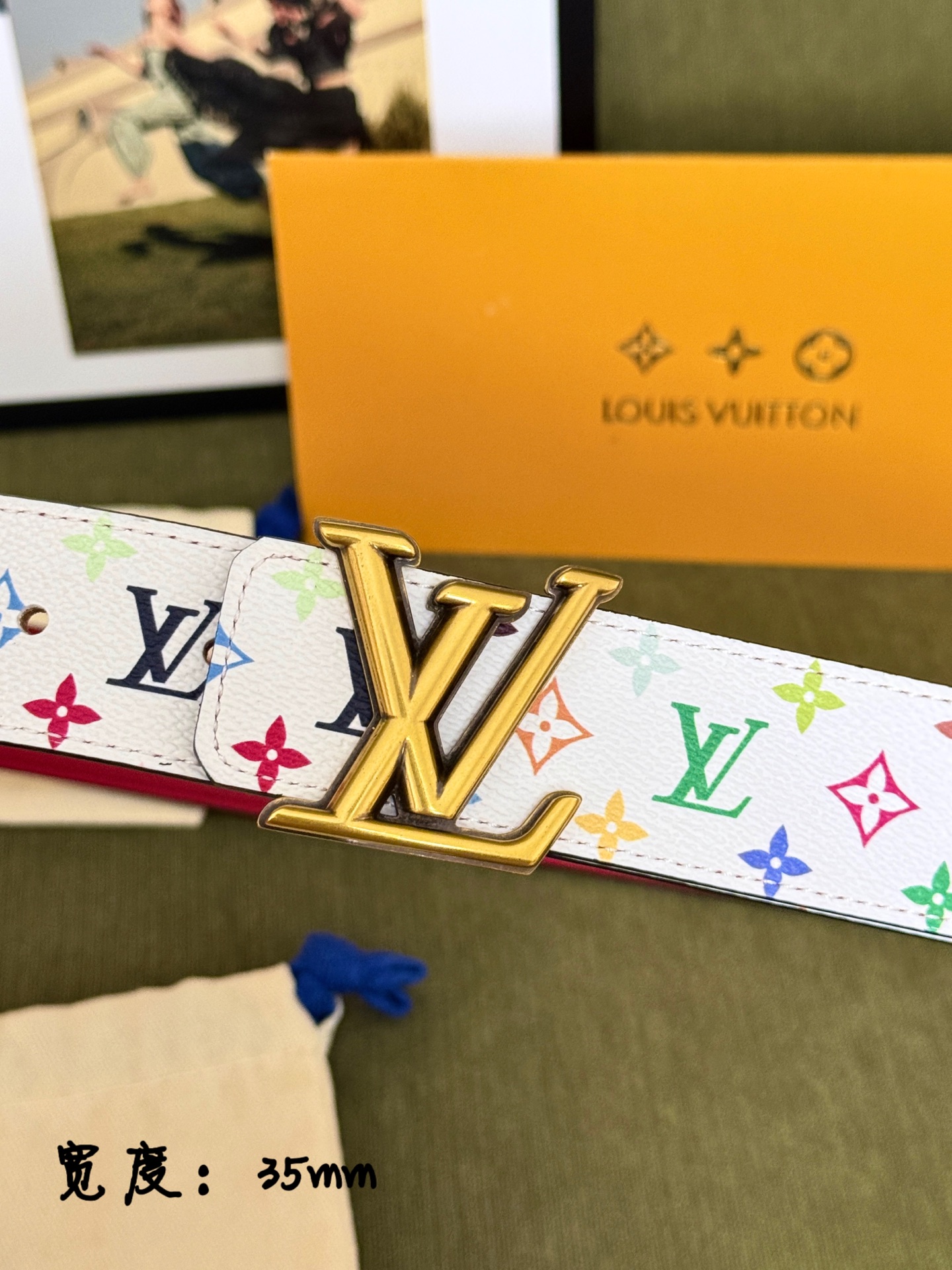 LV白底彩花经典金标皮带 ｜35mm标准宽度          原厂彩色满印帆布面料，搭配柔滑正红真皮内里， 质感出众 