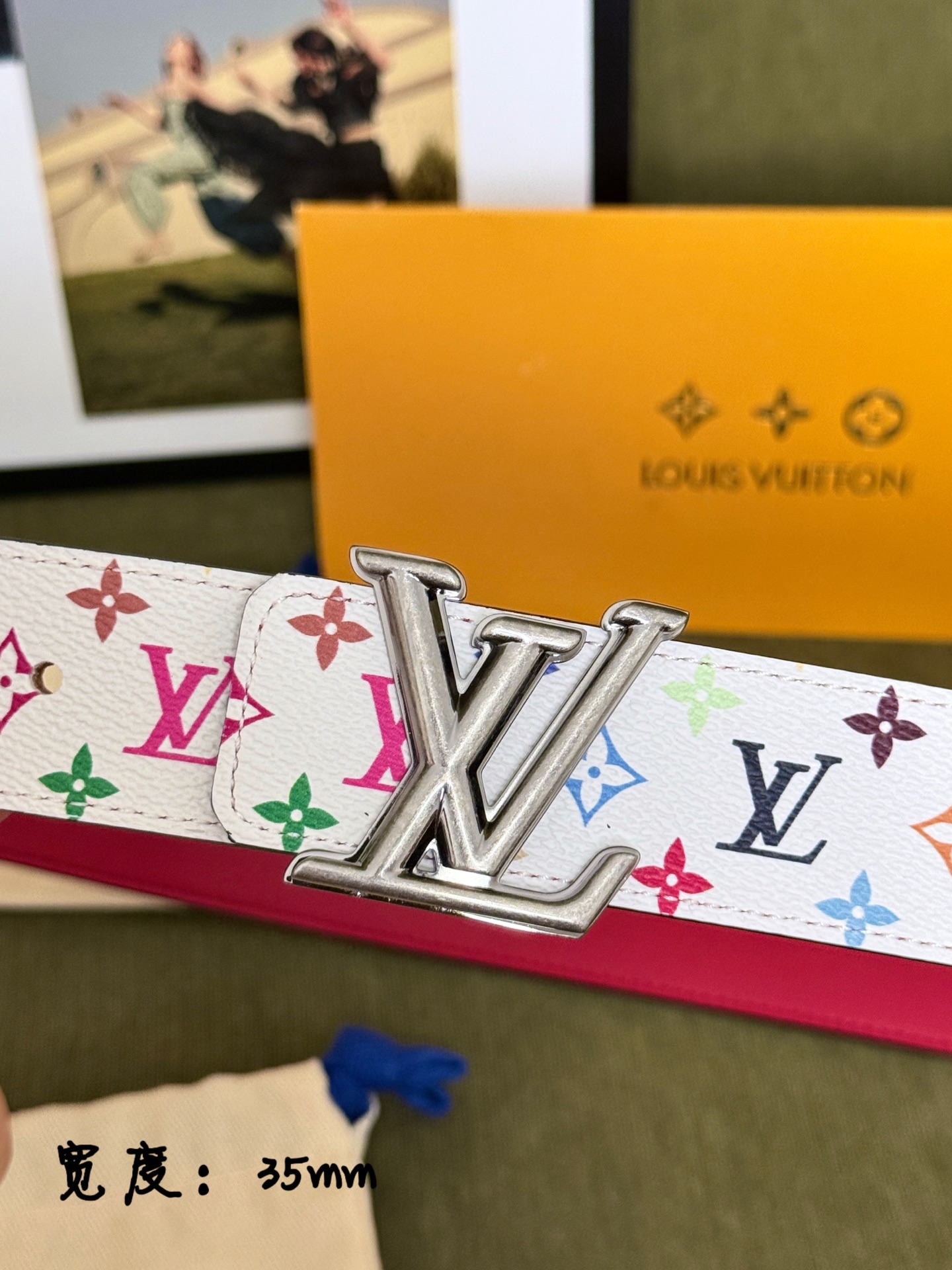 LV白底彩花经典银标皮带 ｜35mm标准宽度          原厂彩色满印帆布面料，搭配柔滑正红真皮内里， 质感出众 