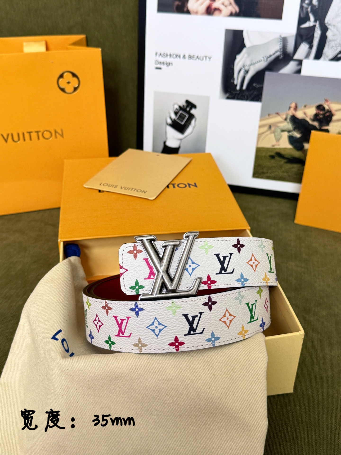 NO:924850,Original order LV classic silver label belt with white background and colorful flowers | 35mm standard width, original colorful all-over printed canvas fabric, with smooth red leather lining, outstanding texture, retro silver three-dimensional LV metal buckle, colorful and eye-catching with a vibrant and fashionable atmosphere, belt, louis vuitton19860909原单 LV白底彩花经典银标皮带 ｜35mm标准宽度 原厂彩色满印帆布面料,搭配柔滑正红真皮内里, 质感出众 复古银立体 LV金属扣,缤纷亮眼自带元气时尚氛围,皮带,louis vuitton,Belt