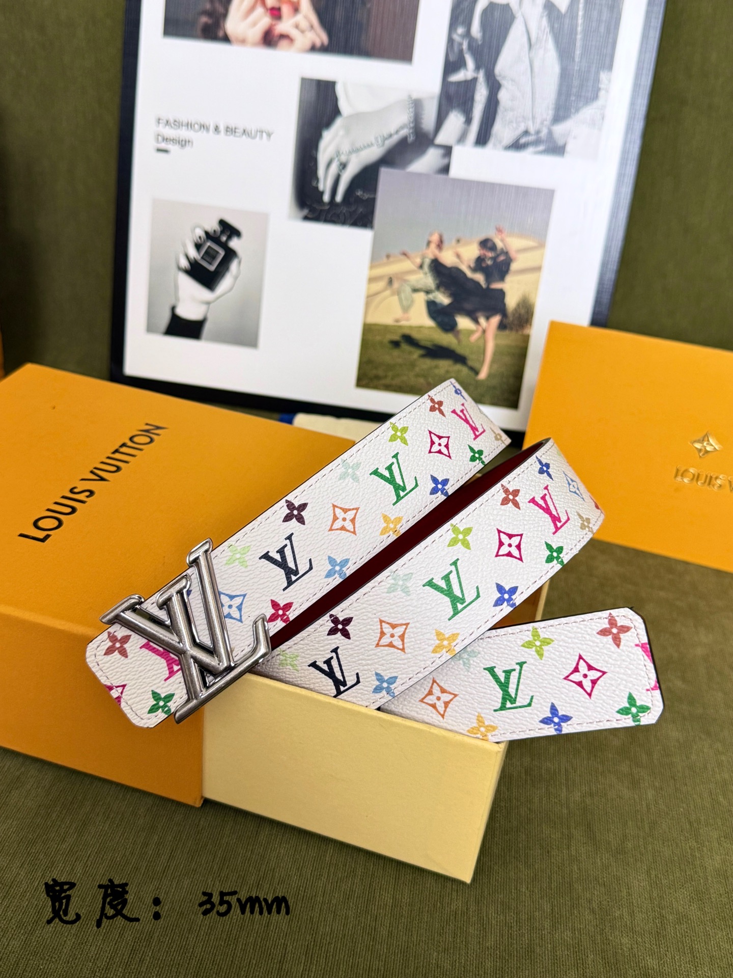LV白底彩花经典银标皮带 ｜35mm标准宽度          原厂彩色满印帆布面料，搭配柔滑正红真皮内里， 质感出众 