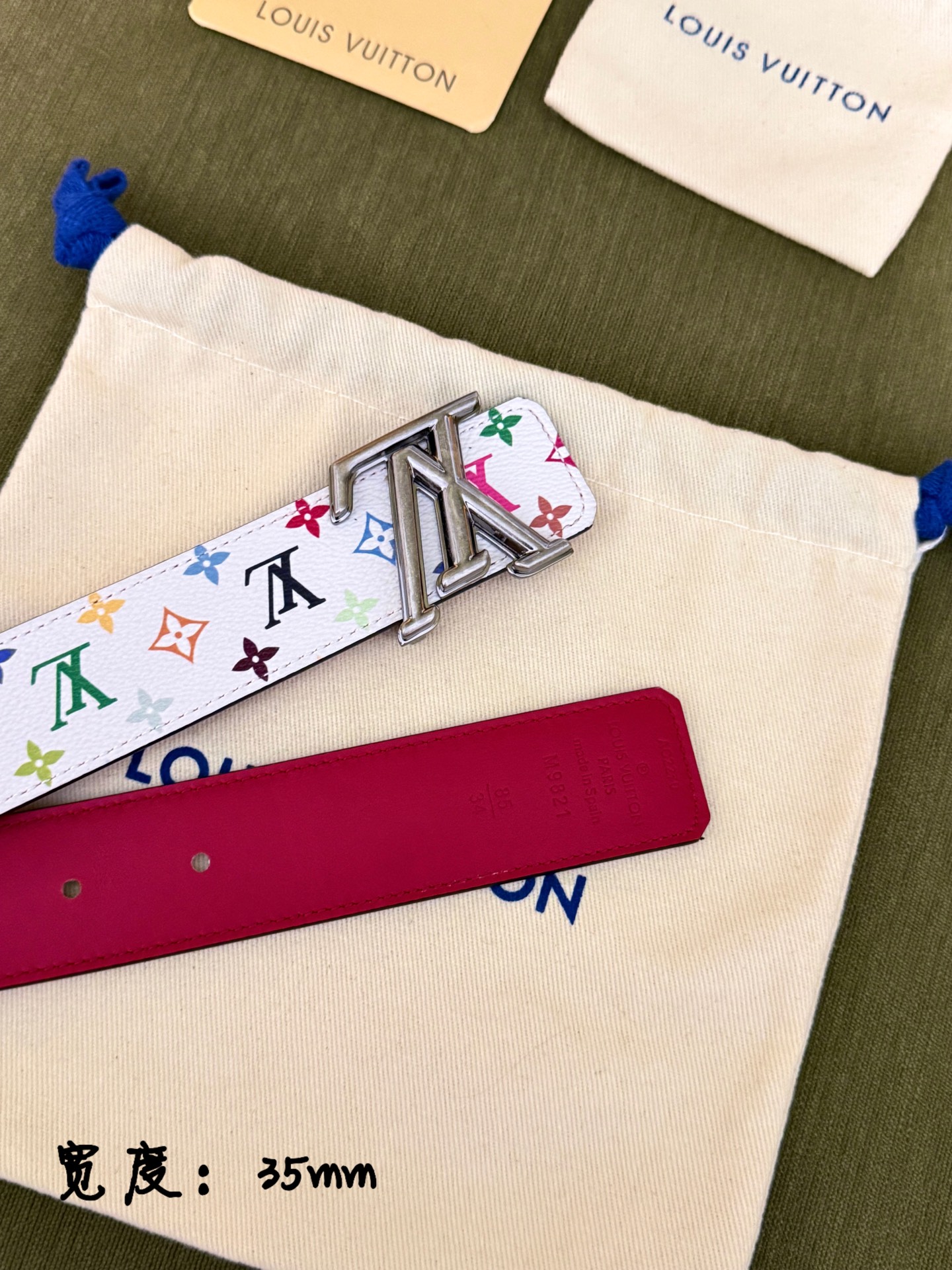 LV白底彩花经典银标皮带 ｜35mm标准宽度          原厂彩色满印帆布面料，搭配柔滑正红真皮内里， 质感出众 