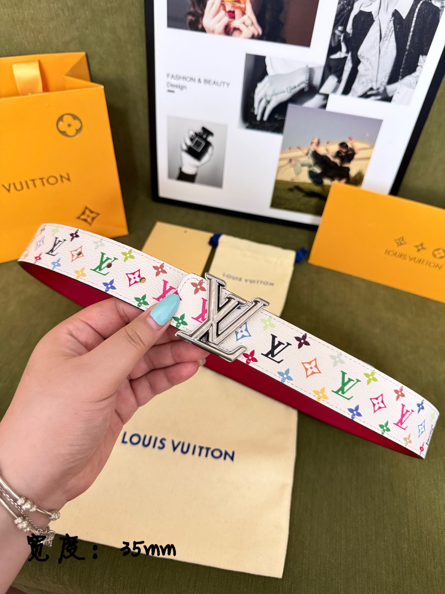 LV白底彩花经典银标皮带 ｜35mm标准宽度          原厂彩色满印帆布面料，搭配柔滑正红真皮内里， 质感出众 