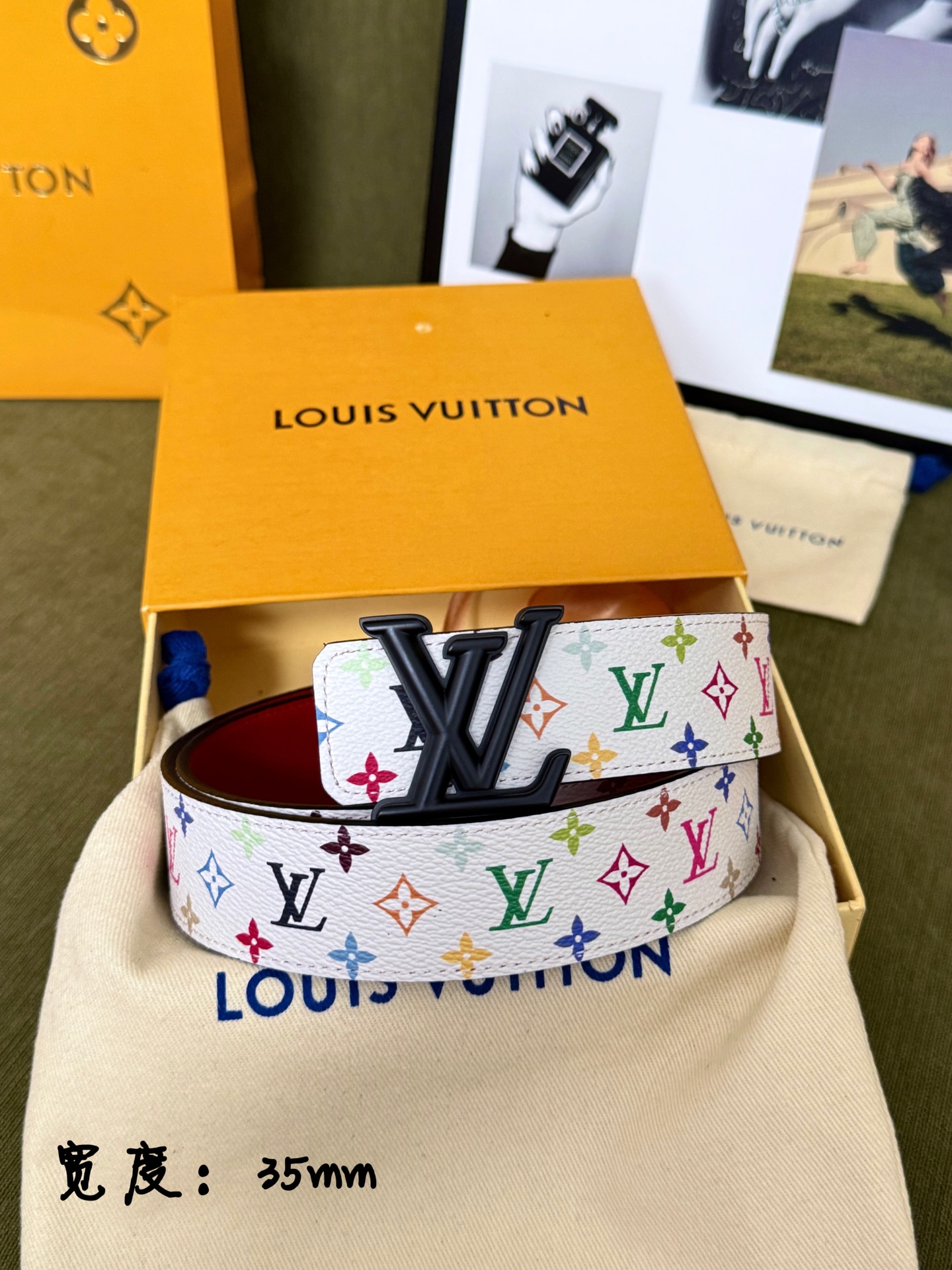 NO:924855,Original order LV white background colorful classic black label belt | 35mm standard width original colorful all-over printed canvas fabric with smooth red leather lining, outstanding texture matte black three-dimensional LV metal buckle, colorful and eye-catching with a vibrant and fashionable atmosphere, belt, louis vuitton19860909原单 LV白底彩花经典黑标皮带 ｜35mm标准宽度 原厂彩色满印帆布面料,搭配柔滑正红真皮内里, 质感出众 哑面黑立体 LV金属扣,缤纷亮眼自带元气时尚氛围,皮带,louis vuitton,Belt