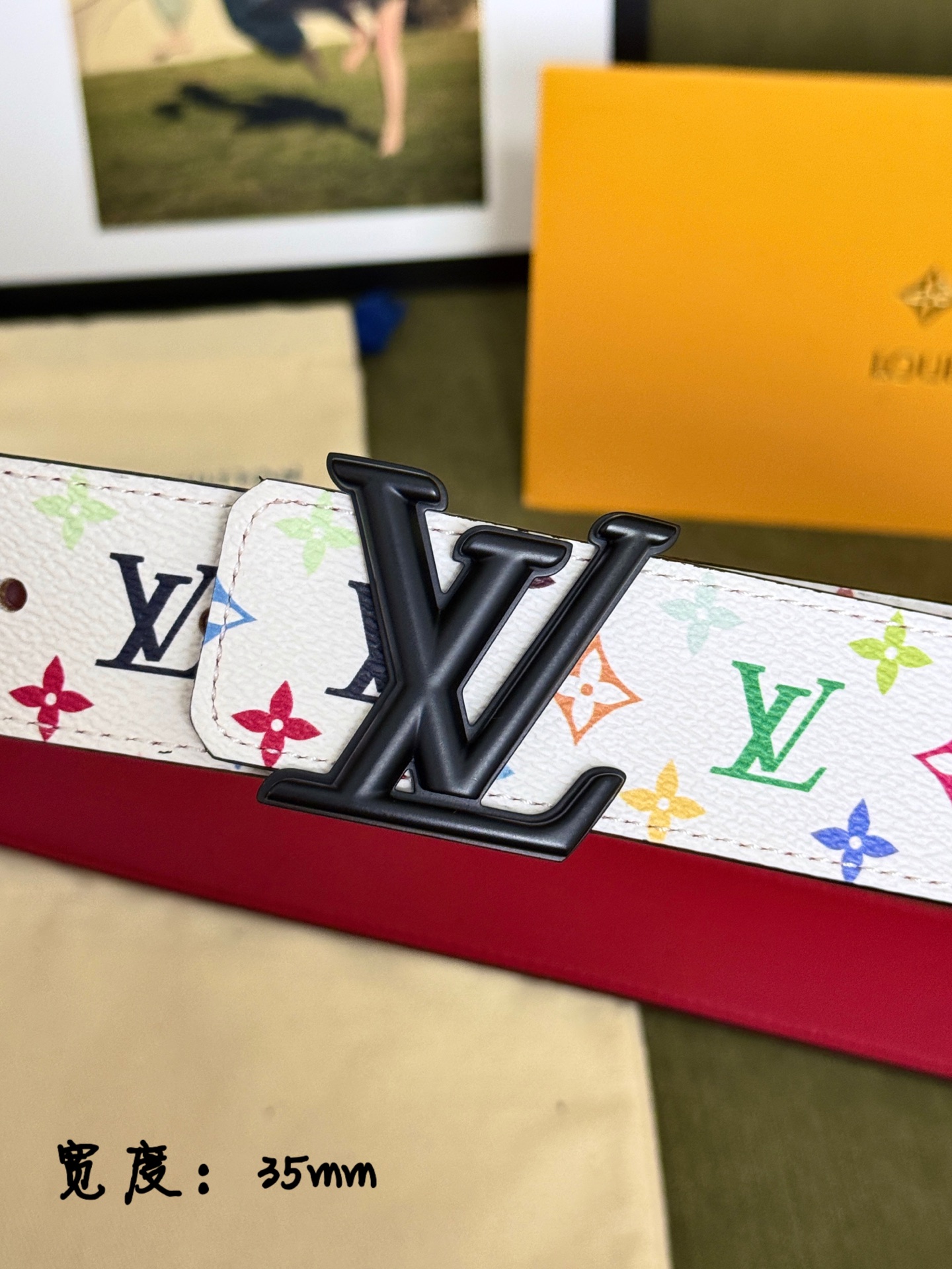 LV白底彩花经典黑标皮带 ｜35mm标准宽度          原厂彩色满印帆布面料，搭配柔滑正红真皮内里， 质感出众 