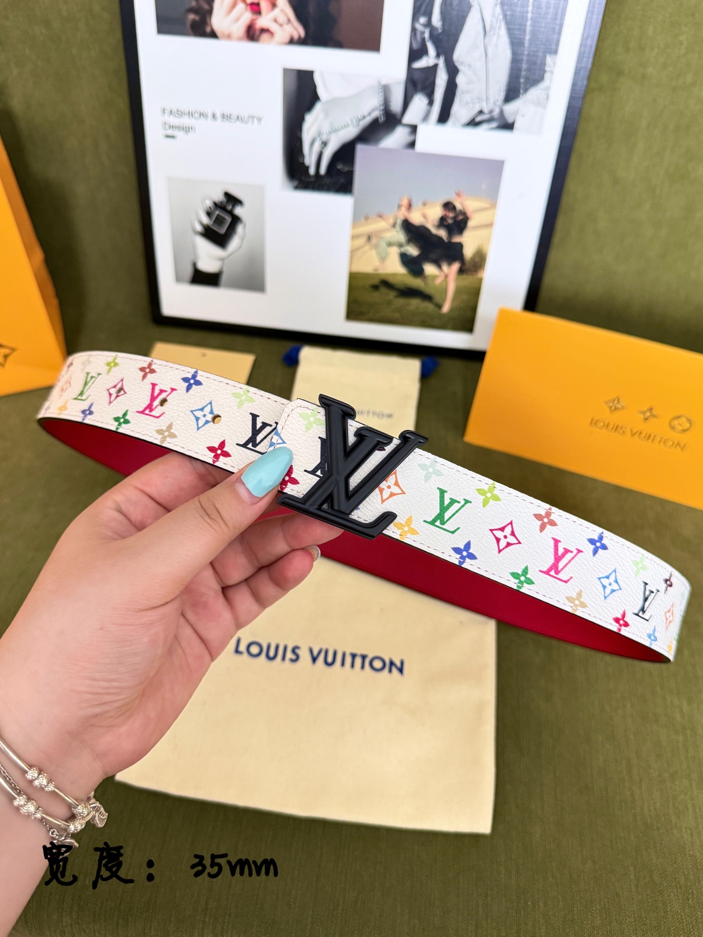 LV白底彩花经典黑标皮带 ｜35mm标准宽度          原厂彩色满印帆布面料，搭配柔滑正红真皮内里， 质感出众 