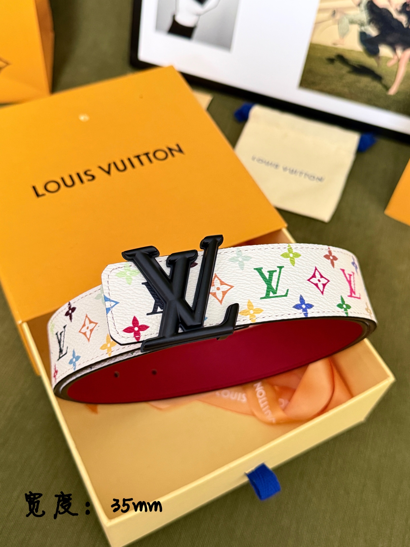 LV白底彩花经典黑标皮带 ｜35mm标准宽度          原厂彩色满印帆布面料，搭配柔滑正红真皮内里， 质感出众 