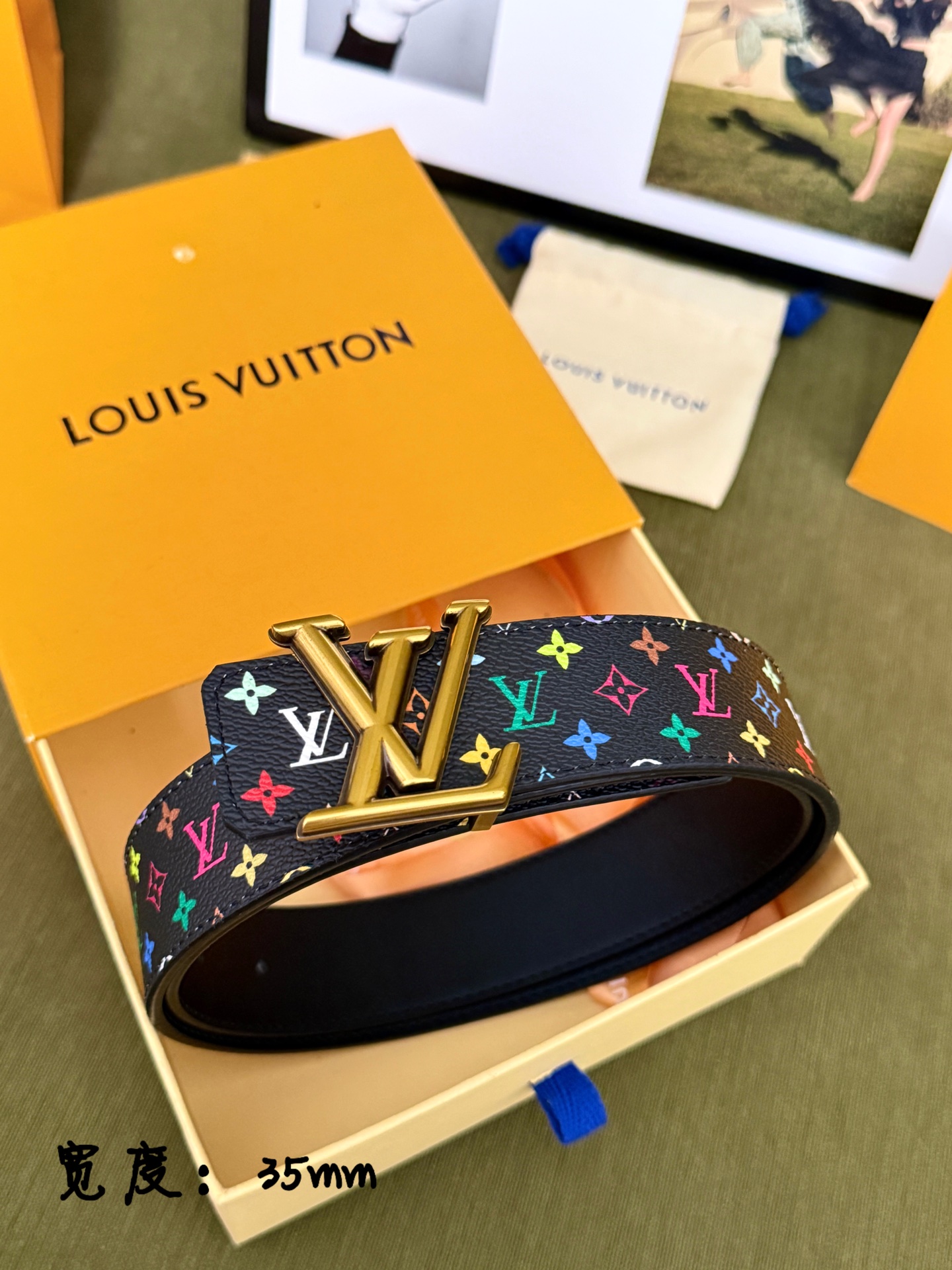 LV黑底彩花古金LV扣皮带｜35mm标准宽度         原厂彩色印花涂层帆布，搭配细腻柔滑黑皮内里， 质感十足 复