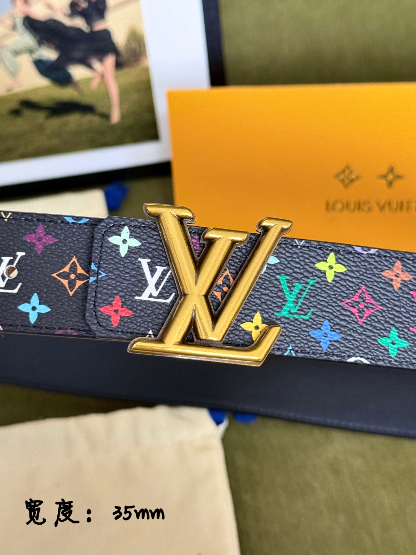 LV黑底彩花古金LV扣皮带｜35mm标准宽度         原厂彩色印花涂层帆布，搭配细腻柔滑黑皮内里， 质感十足 复