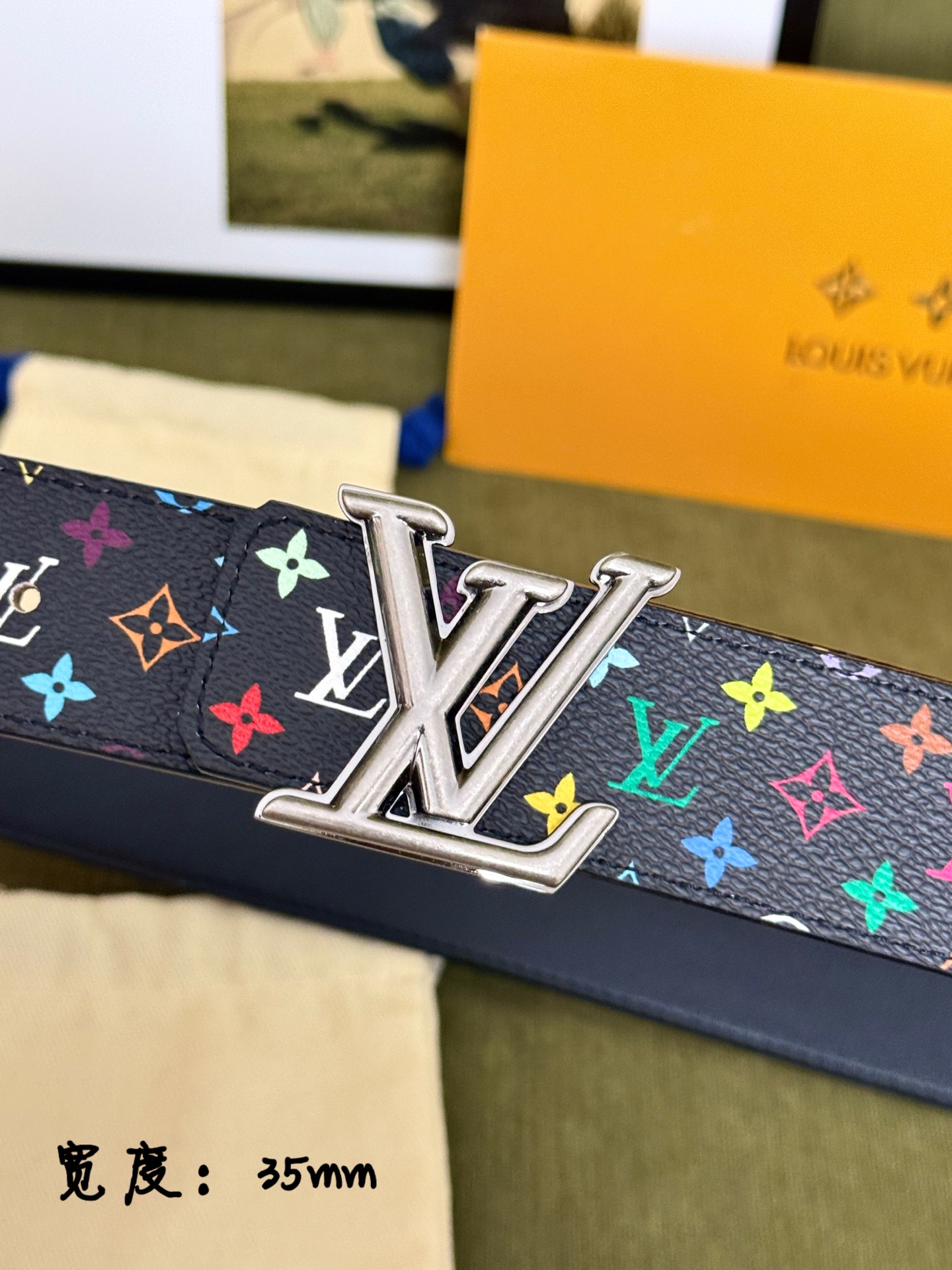 LV黑底彩花古银LV扣皮带｜35mm标准宽度         原厂彩色印花涂层帆布，搭配细腻柔滑黑皮内里， 质感十足 复
