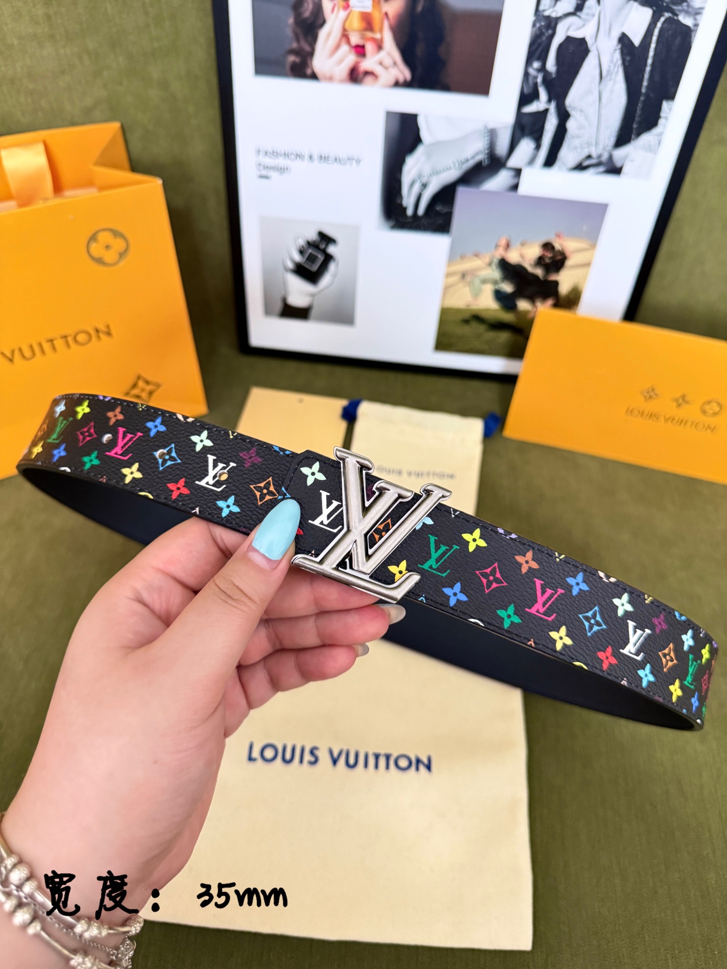 LV黑底彩花古银LV扣皮带｜35mm标准宽度         原厂彩色印花涂层帆布，搭配细腻柔滑黑皮内里， 质感十足 复