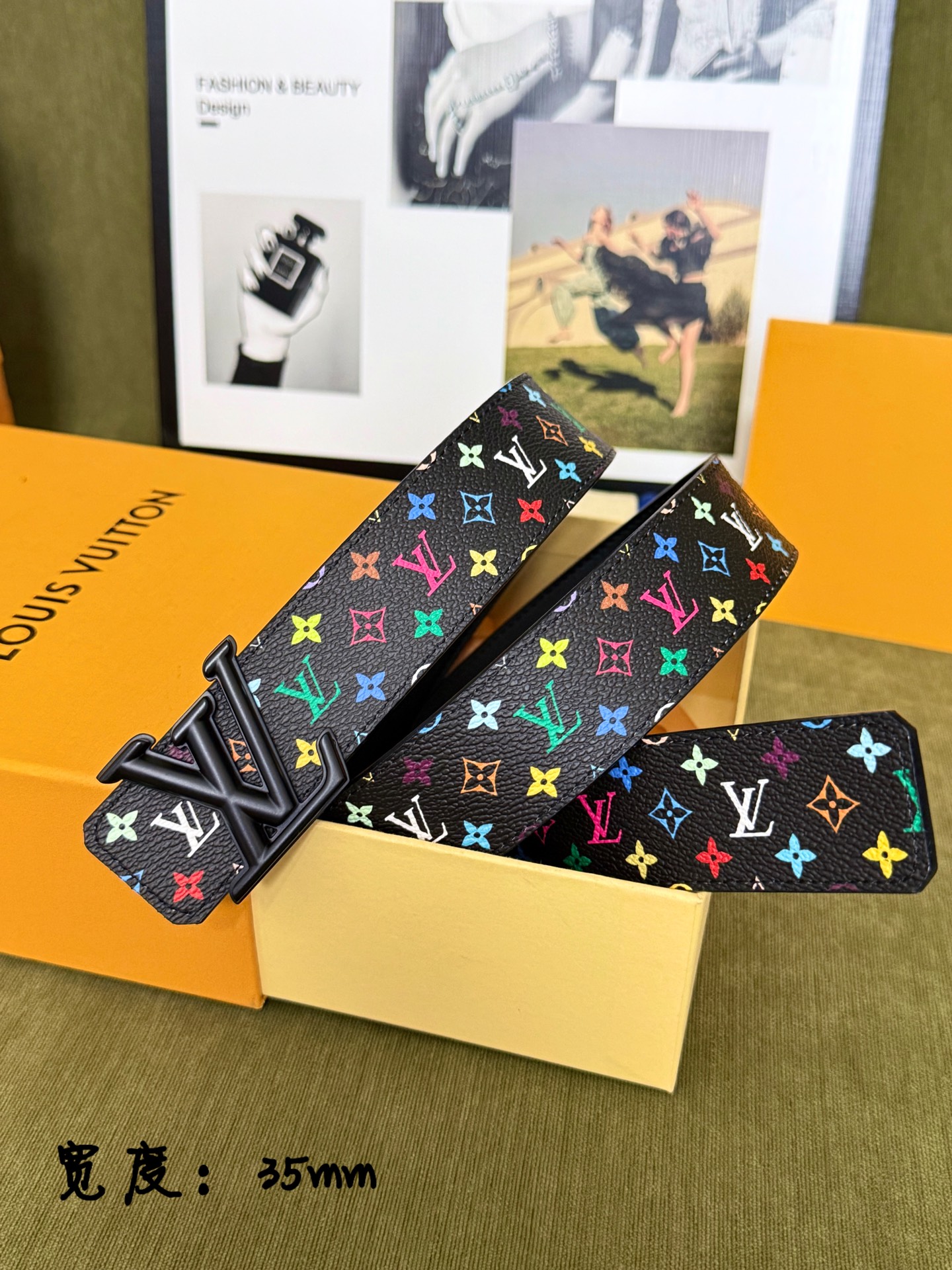 LV黑底彩花哑光 LV扣皮带｜35mm标准宽度         原厂彩色印花涂层帆布，搭配细腻柔滑黑皮内里， 质感十足 