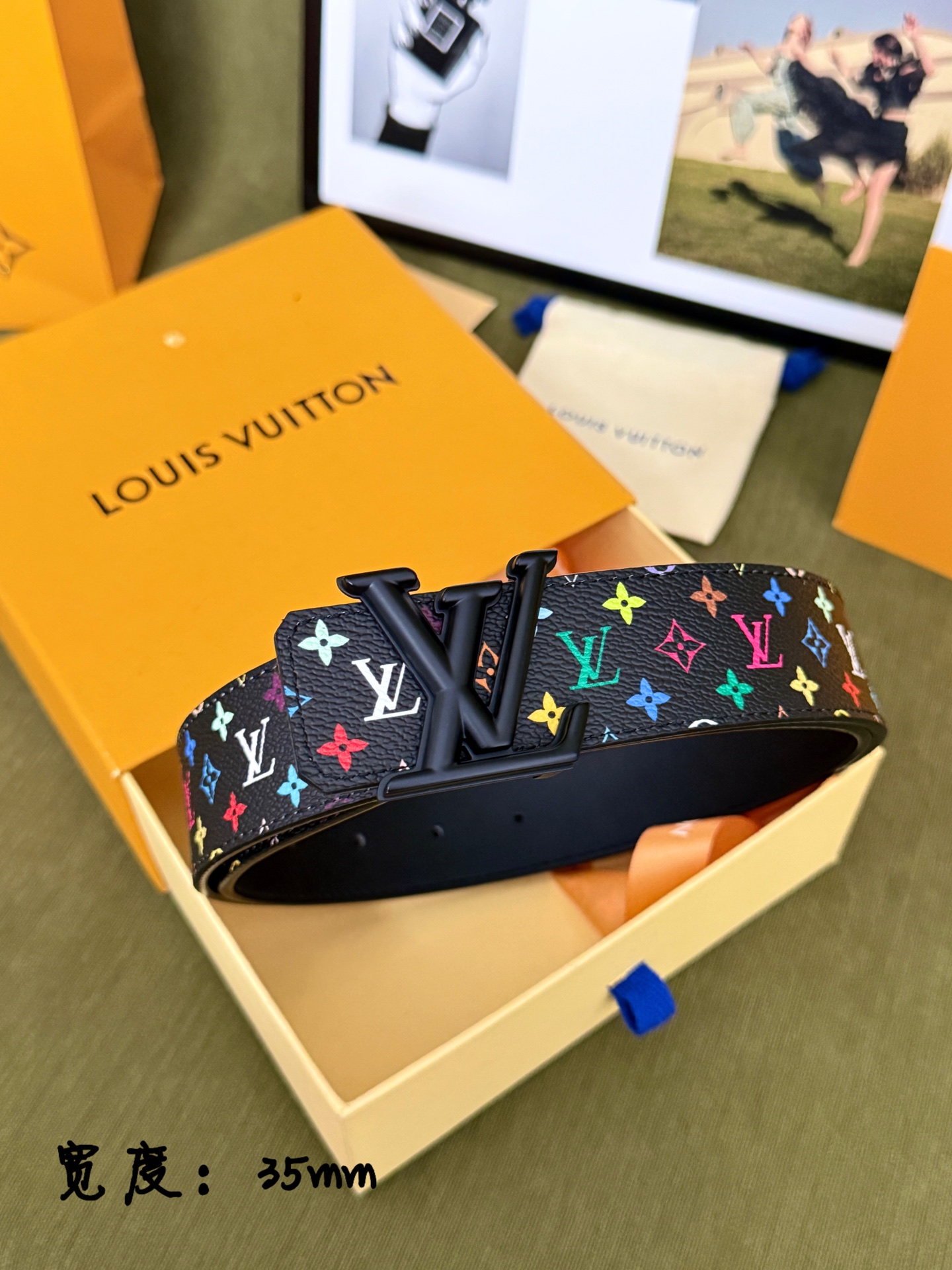 LV黑底彩花哑光 LV扣皮带｜35mm标准宽度         原厂彩色印花涂层帆布，搭配细腻柔滑黑皮内里， 质感十足 