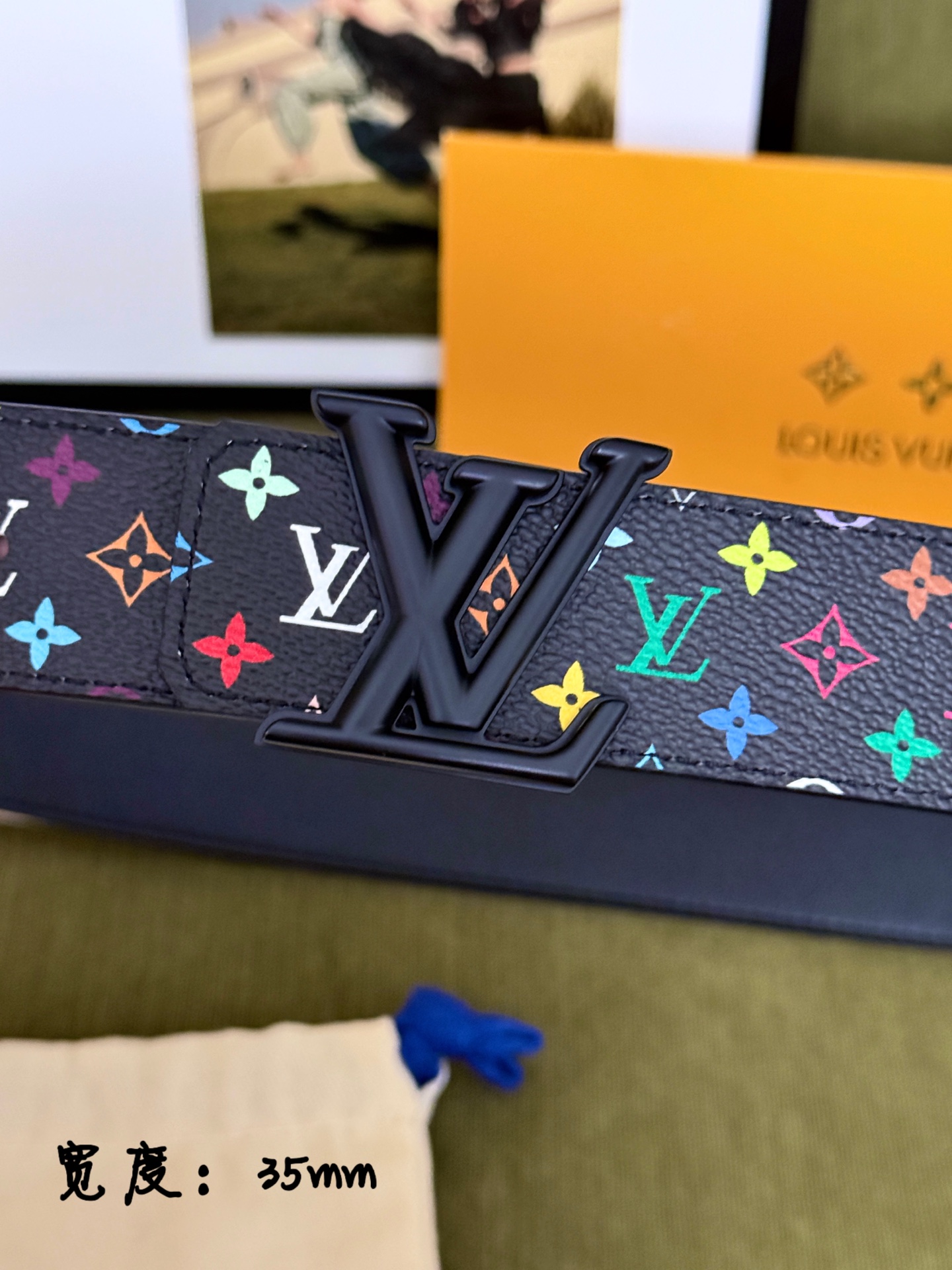 LV黑底彩花哑光 LV扣皮带｜35mm标准宽度         原厂彩色印花涂层帆布，搭配细腻柔滑黑皮内里， 质感十足 