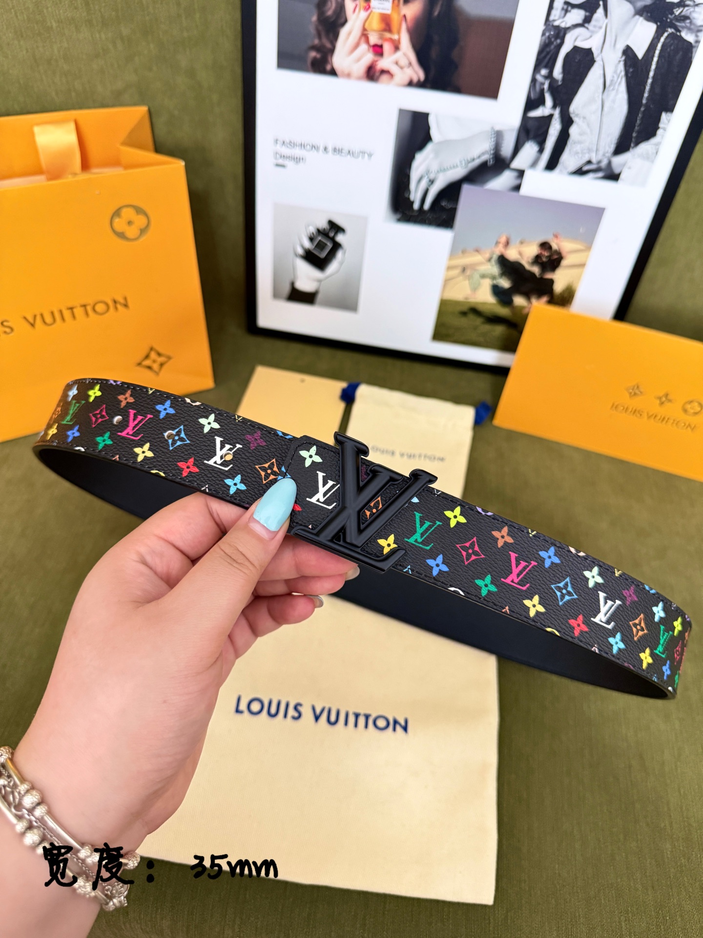 LV黑底彩花哑光 LV扣皮带｜35mm标准宽度         原厂彩色印花涂层帆布，搭配细腻柔滑黑皮内里， 质感十足 