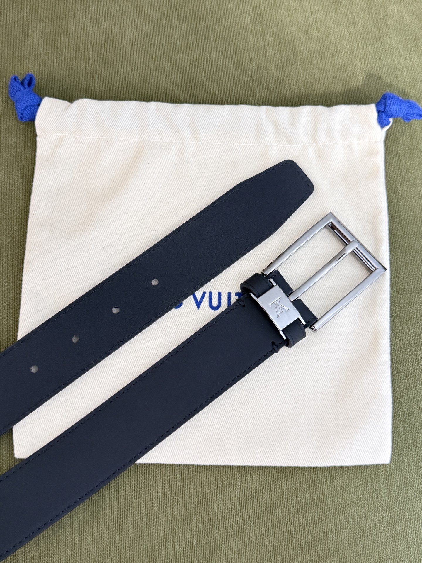 LV商务针扣纯牛皮皮带｜35mm常规宽度       高定哑光平纹头层牛皮，内里柔韧亲肤皮质，高级质感拉满 亮面金属LV