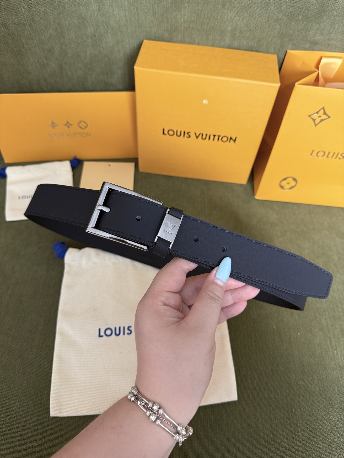 LV商务针扣纯牛皮皮带｜35mm常规宽度       高定哑光平纹头层牛皮，内里柔韧亲肤皮质，高级质感拉满 亮面金属LV