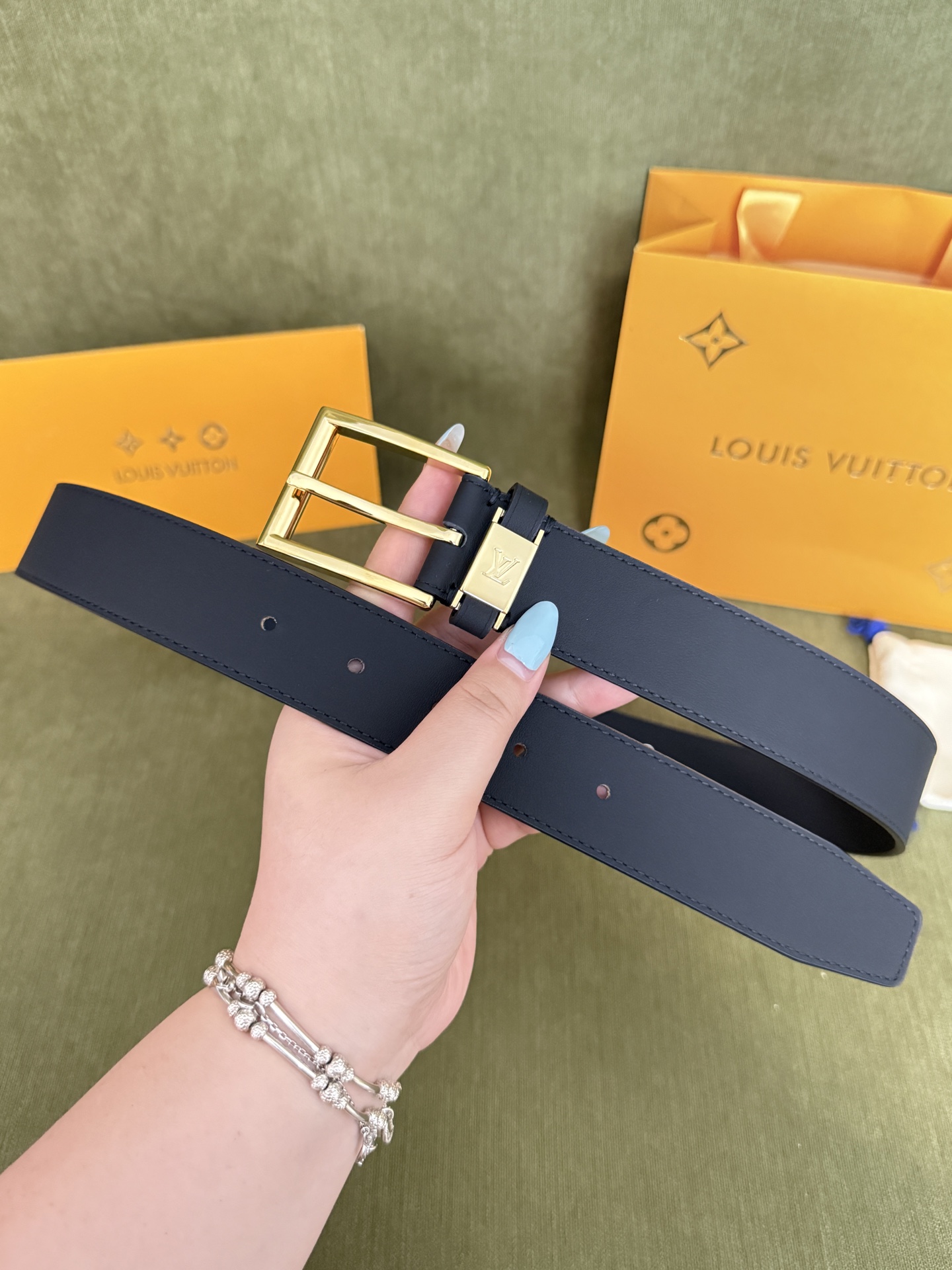 NO:924821,Original order LV business pin buckle pure cowhide leather belt｜35mm regular width, high-end matte plain first-layer cowhide, flexible and skin-friendly leather lining, full of high-end texture. Shiny metal LV logo pin buckle, simple and neat, with a business light luxury atmosphere, belt, louis vuitton, cowhide19860909原单  LV商务针扣纯牛皮皮带｜35mm常规宽度 高定哑光平纹头层牛皮,内里柔韧亲肤皮质,高级质感拉满 亮面金属LV标识针扣,简约利落自带商务轻奢氛围感,皮带,louis vuitton,cowhide,Belt