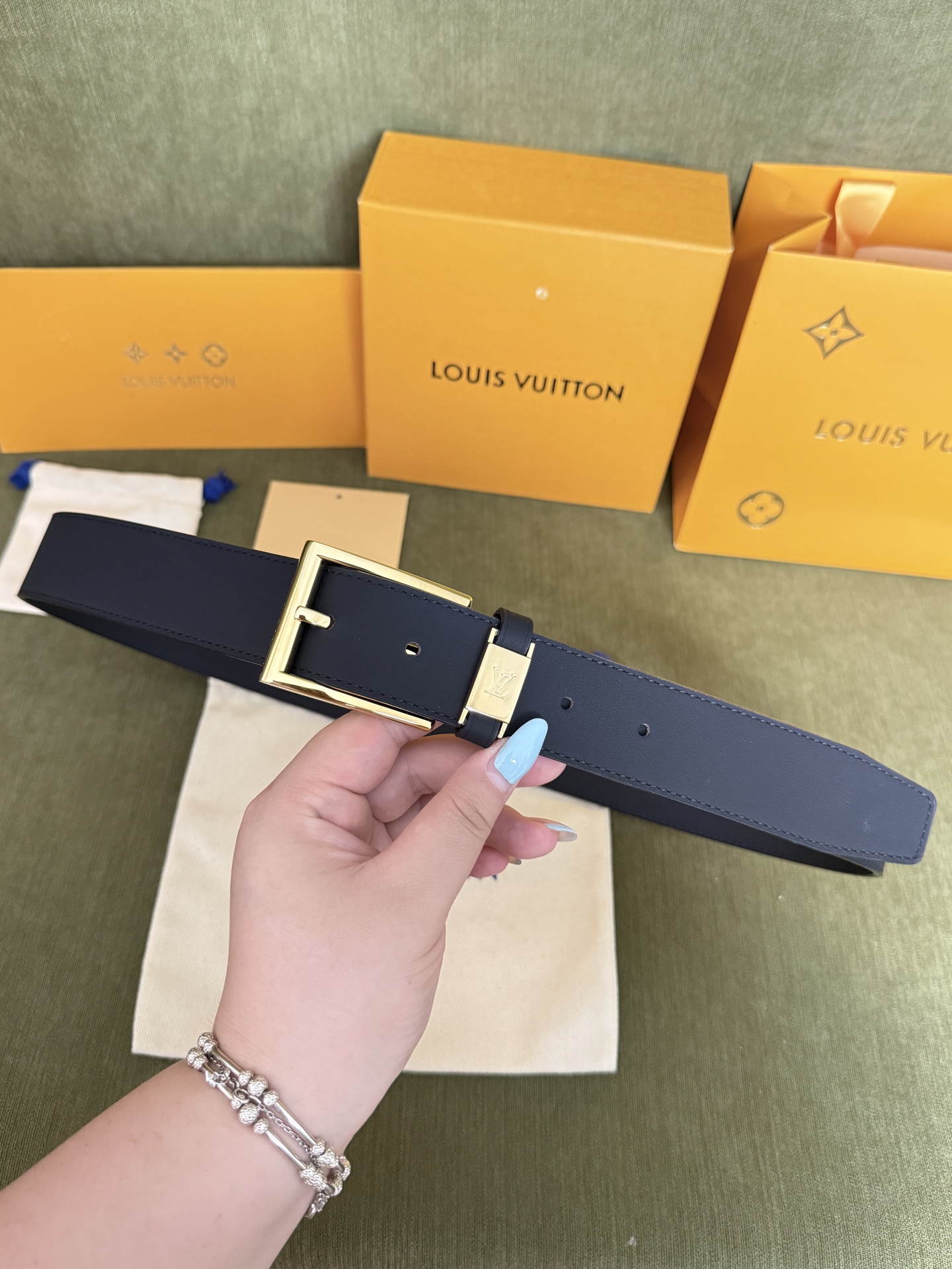 LV商务针扣纯牛皮皮带｜35mm常规宽度       高定哑光平纹头层牛皮，内里柔韧亲肤皮质，高级质感拉满 亮面金属LV