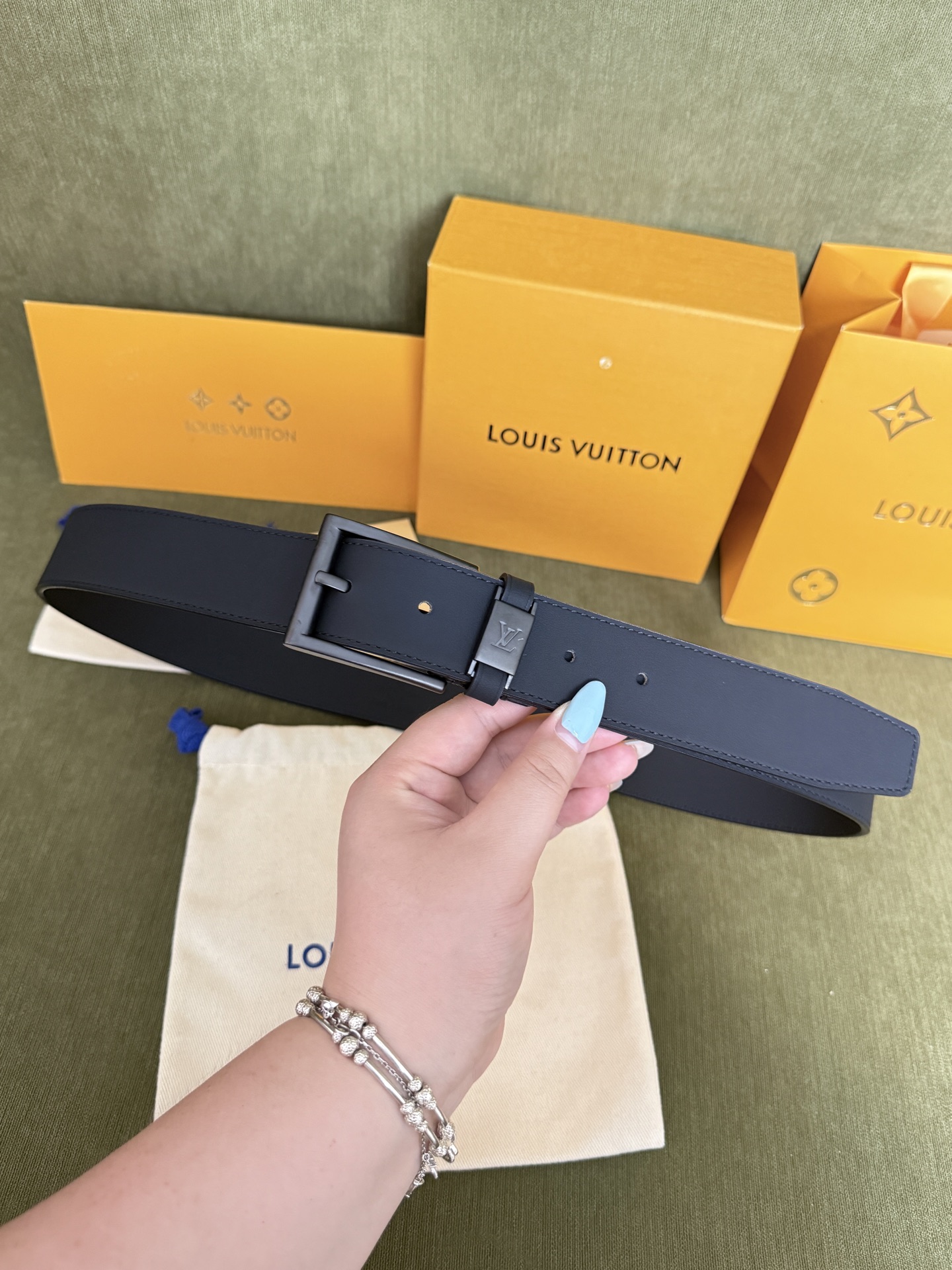 LV商务针扣纯牛皮皮带｜35mm常规宽度       高定哑光平纹头层牛皮，内里柔韧亲肤皮质，高级质感拉满 砂面金属LV