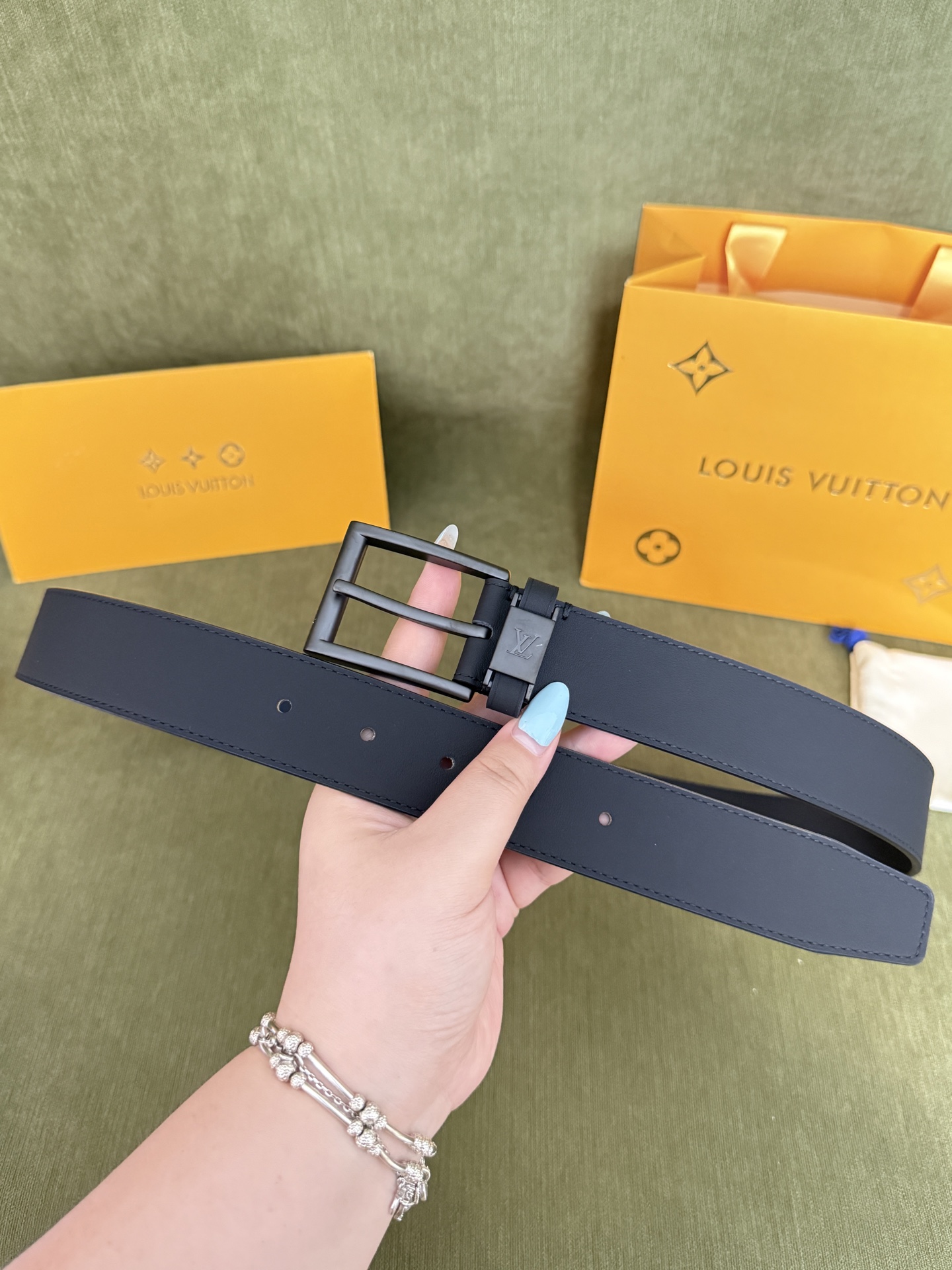 NO:924828,Original order LV business pin buckle pure cowhide belt | 35mm regular width, high-end matte plain first-layer cowhide, flexible and skin-friendly leather inside, high-end texture, sand-surface metal pin buckle with LV logo, simple and neat, with a business light luxury atmosphere, belt, louis vuitton, cowhide19860909原单  LV商务针扣纯牛皮皮带｜35mm常规宽度 高定哑光平纹头层牛皮,内里柔韧亲肤皮质,高级质感拉满 砂面金属LV标识针扣,简约利落自带商务轻奢氛围感,皮带,louis vuitton,cowhide,Belt