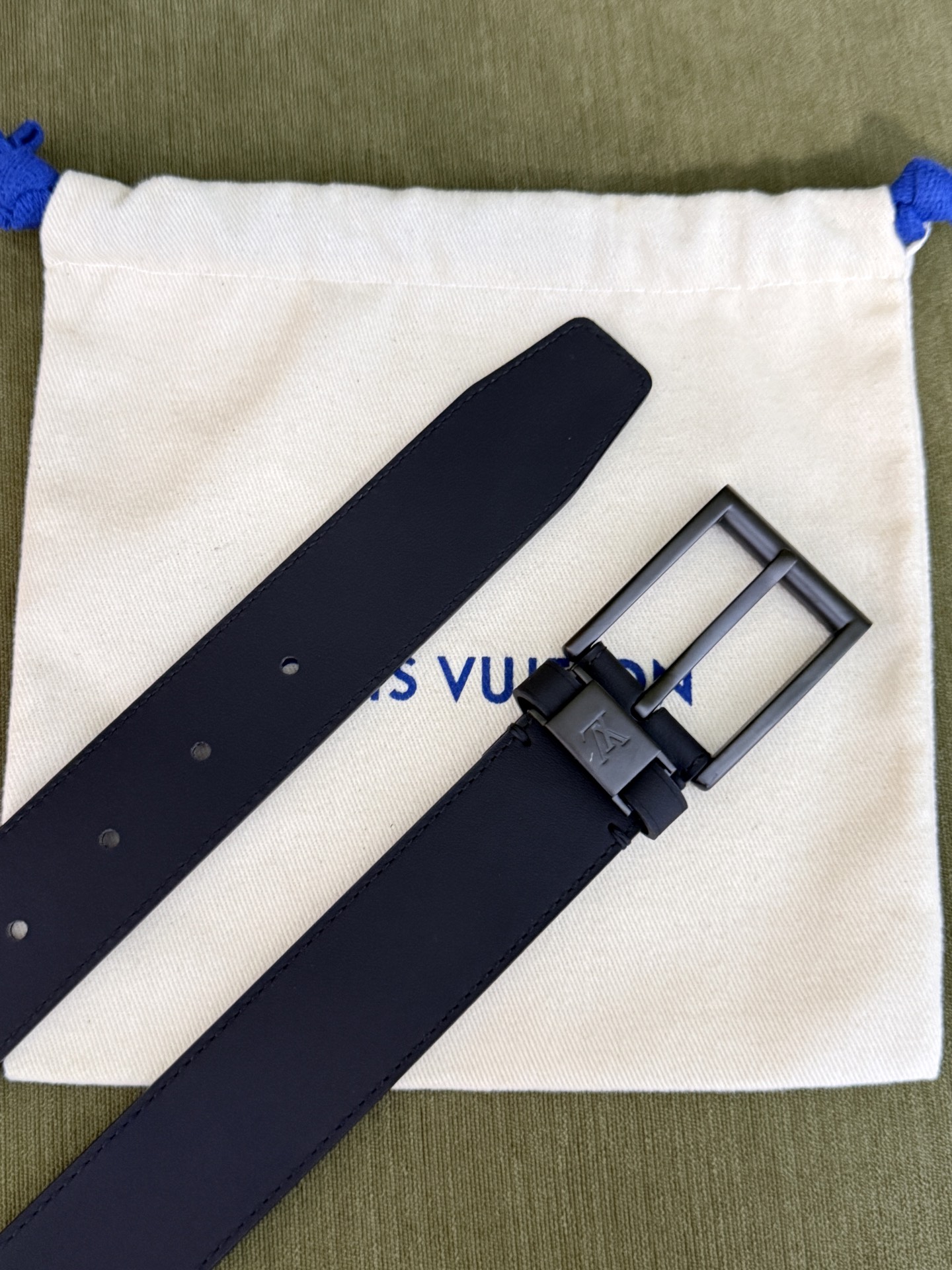LV商务针扣纯牛皮皮带｜35mm常规宽度       高定哑光平纹头层牛皮，内里柔韧亲肤皮质，高级质感拉满 砂面金属LV
